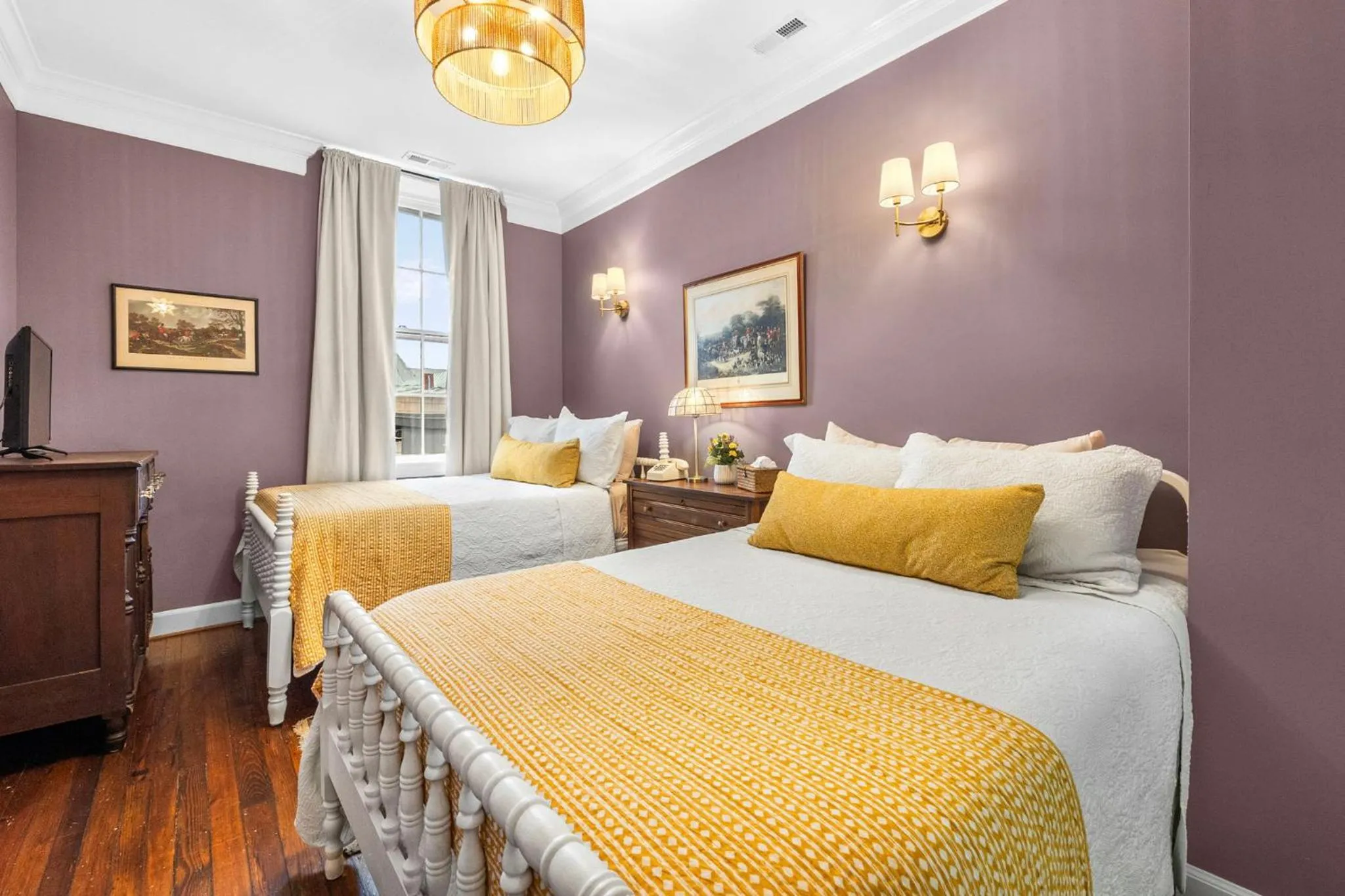 Bed in Leesburg Colonial Inn