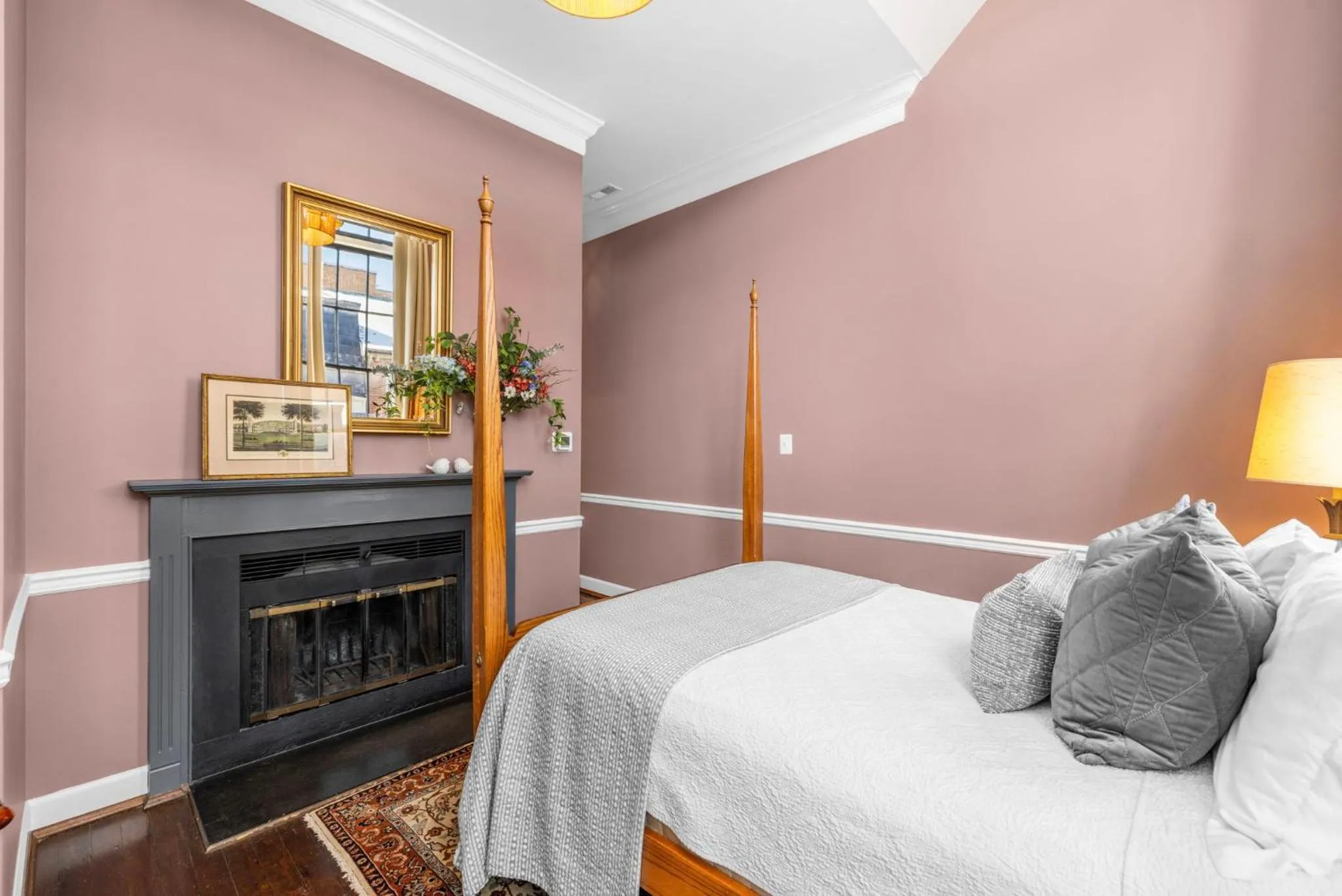 Bed in Leesburg Colonial Inn