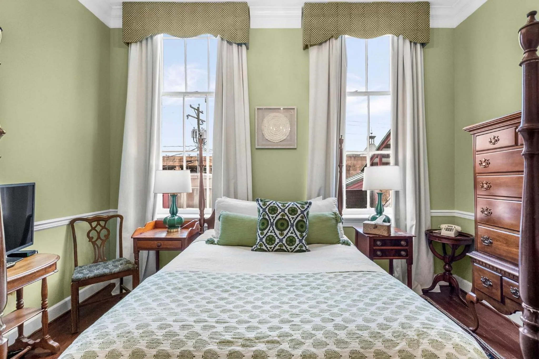 Bed in Leesburg Colonial Inn
