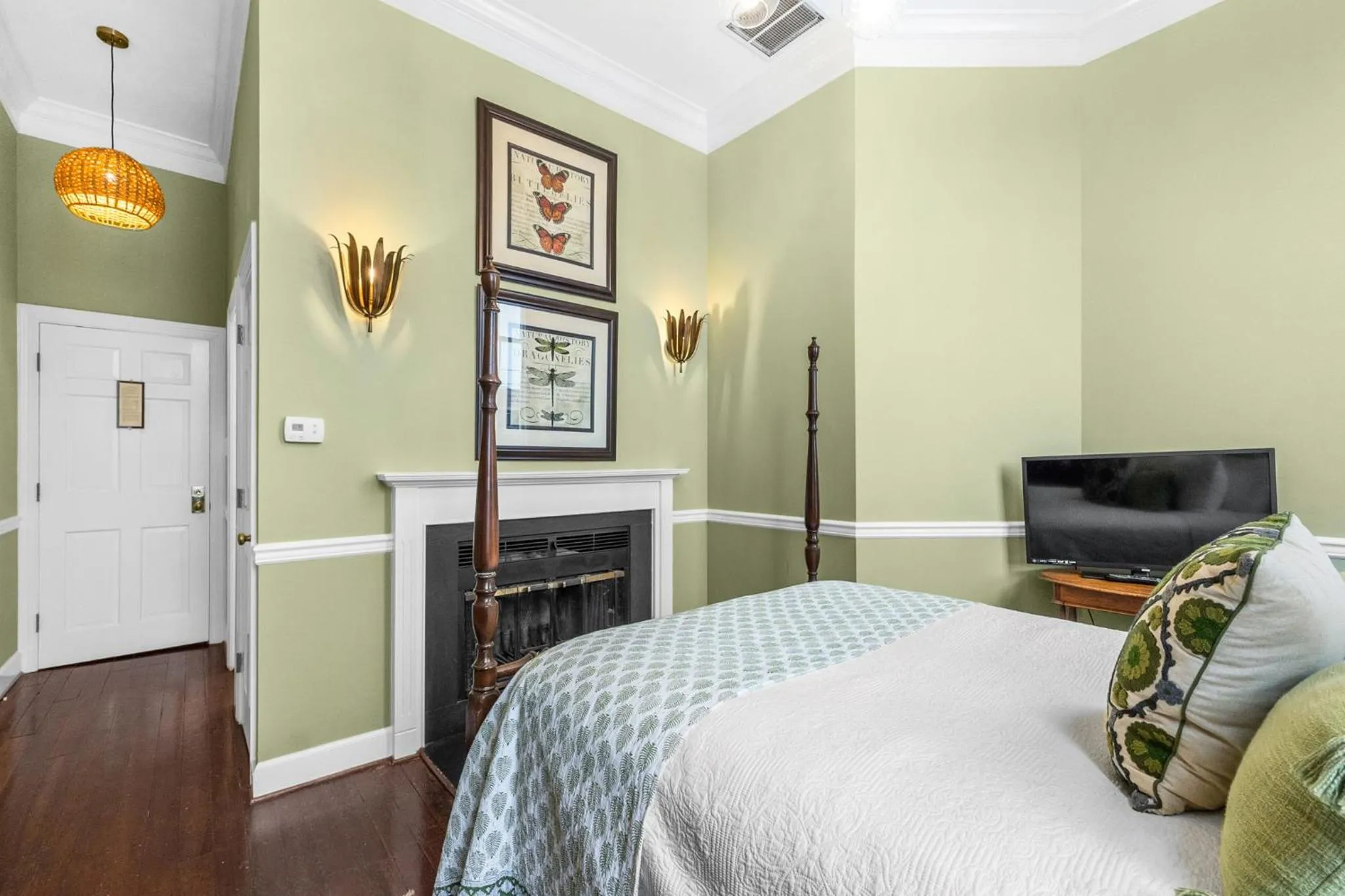 Bed in Leesburg Colonial Inn