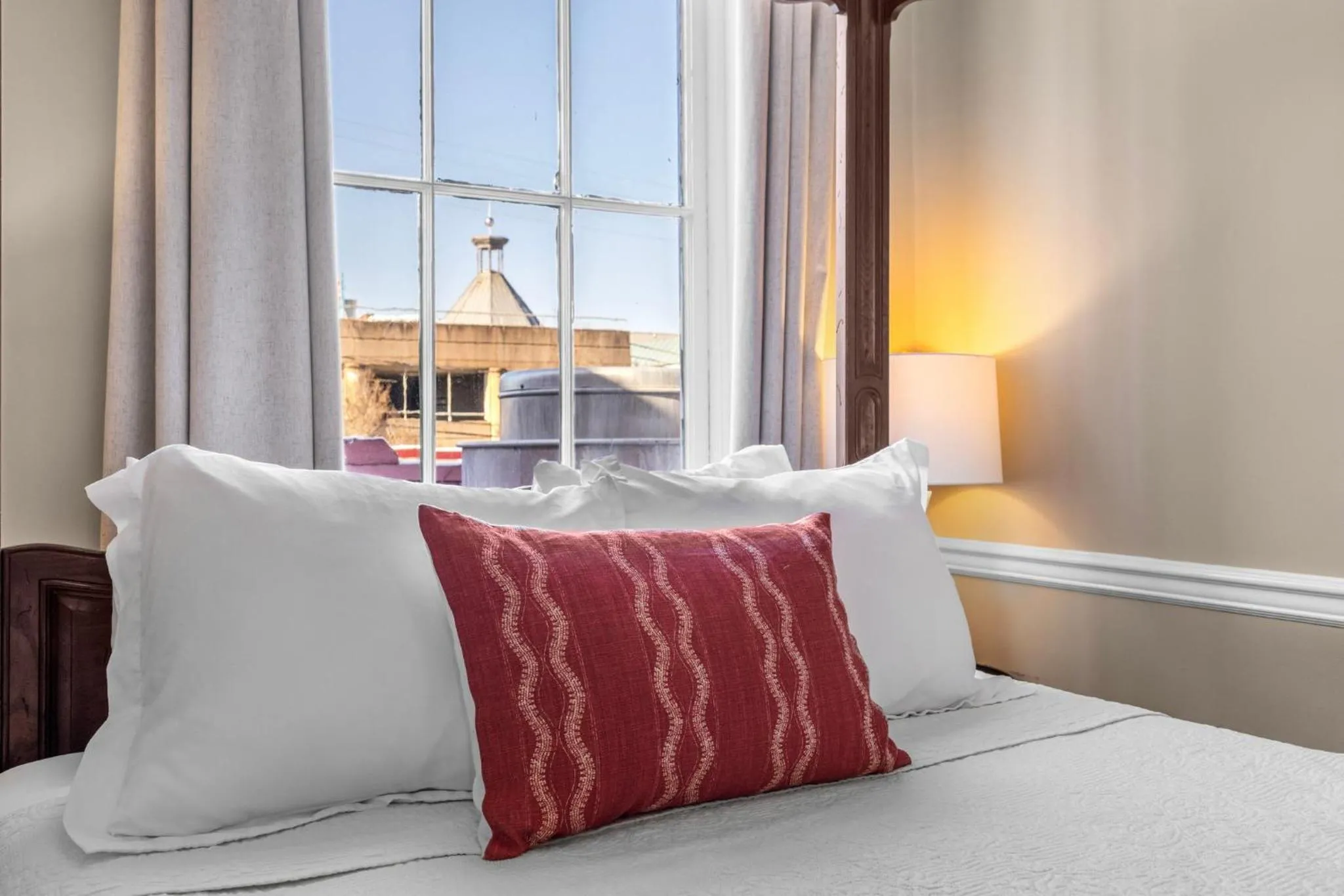 Bed in Leesburg Colonial Inn