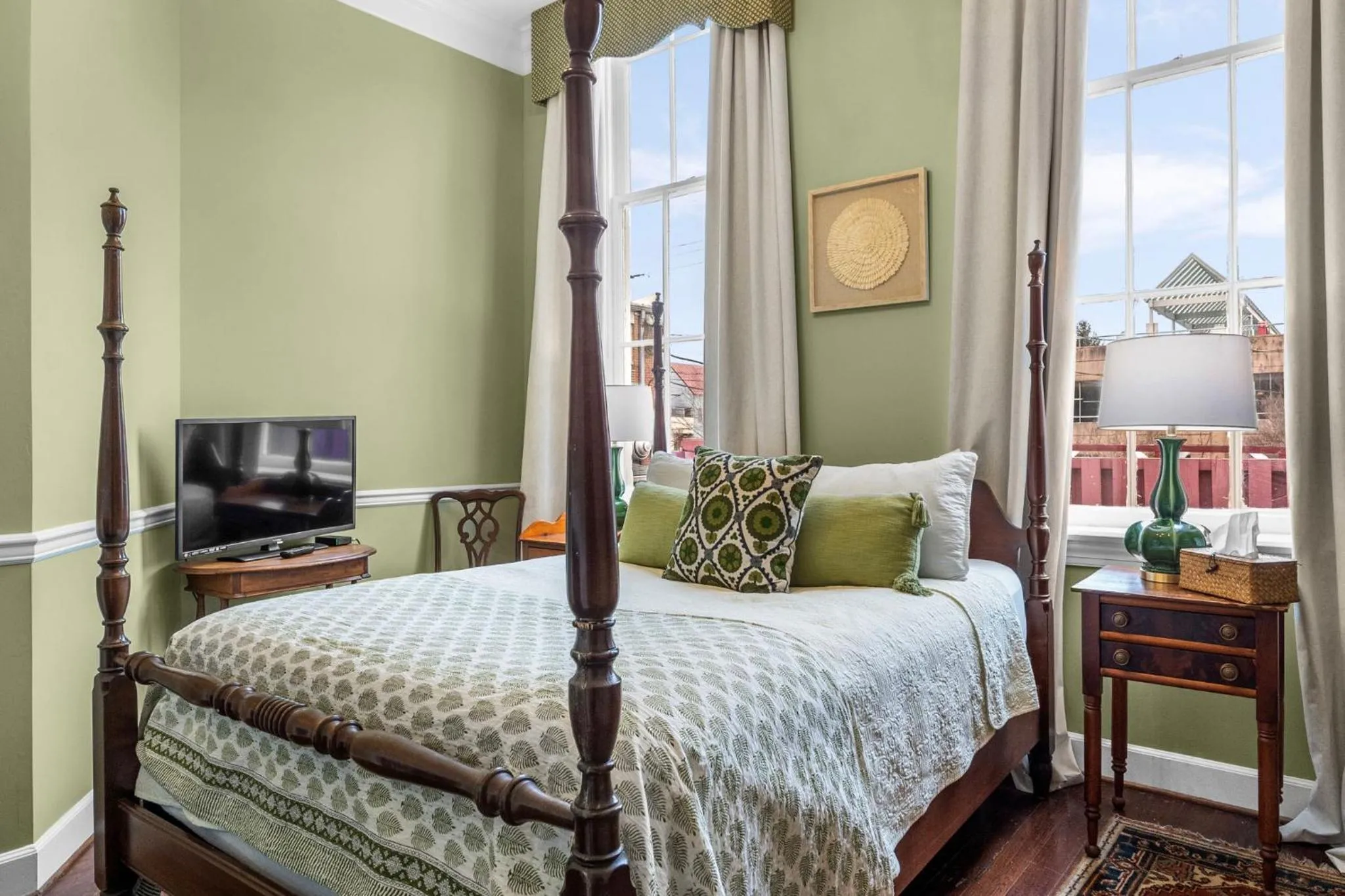 Bed in Leesburg Colonial Inn