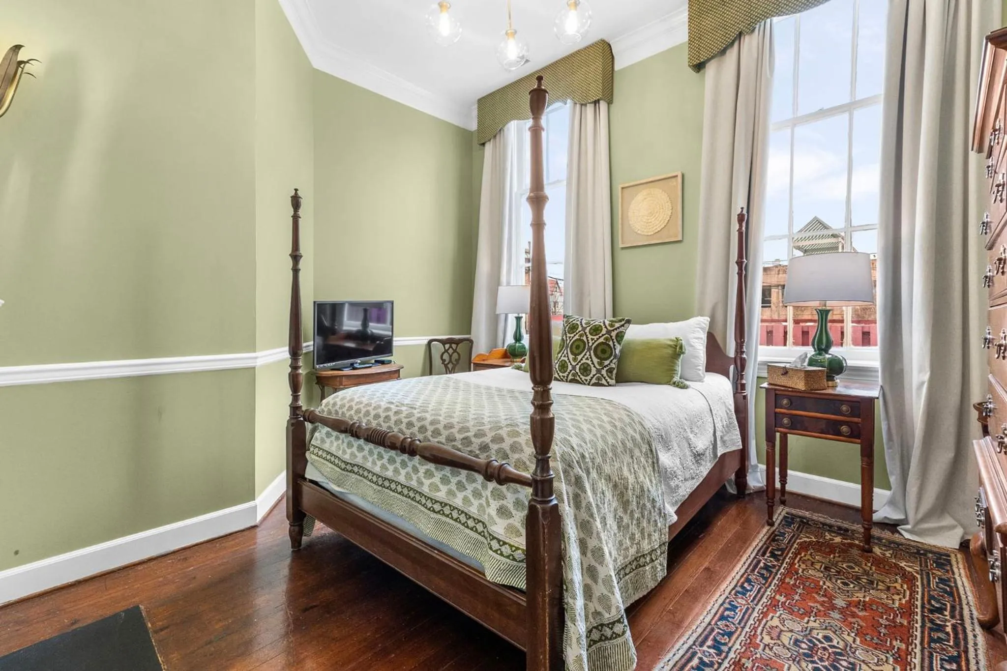Bed in Leesburg Colonial Inn