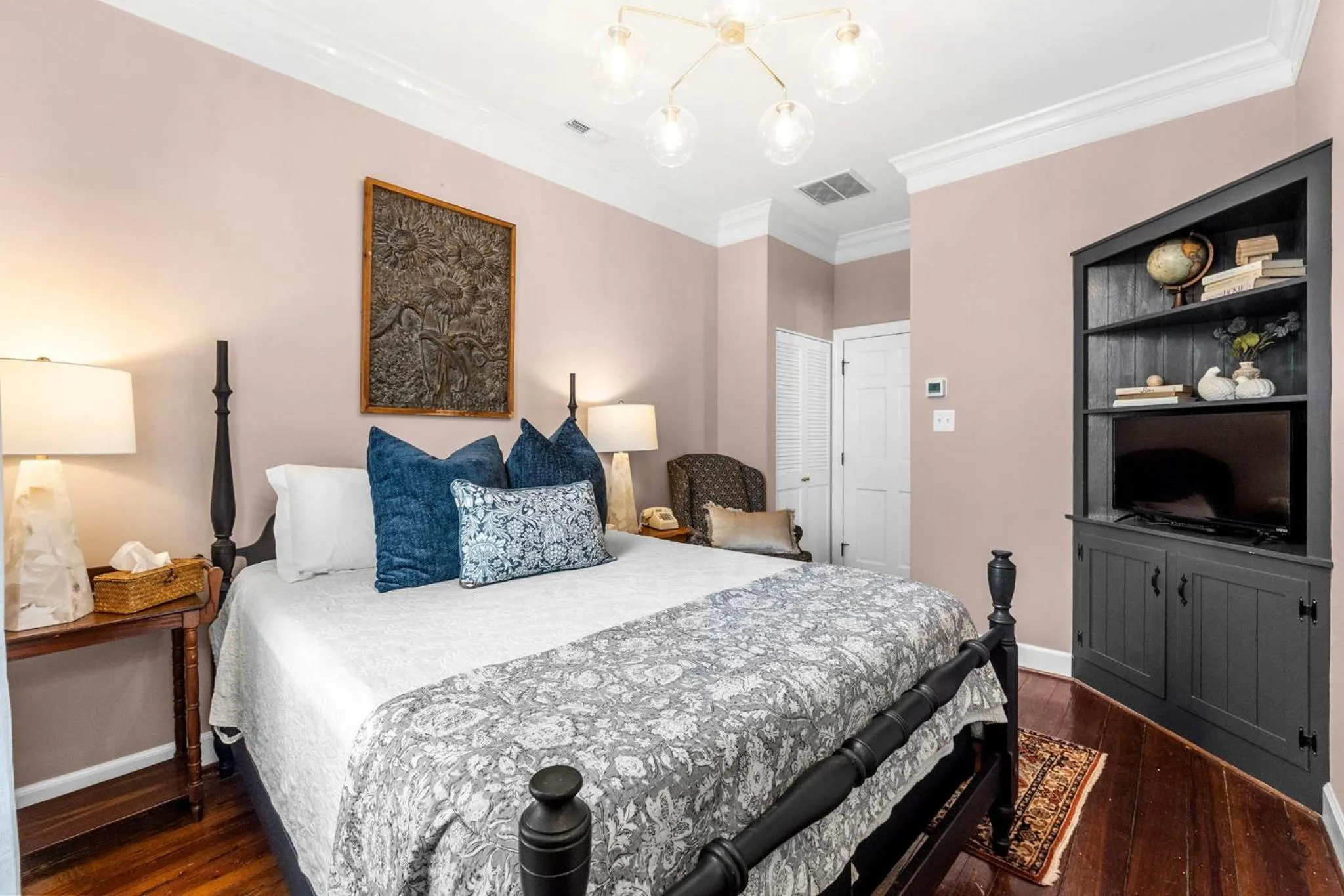 Bed in Leesburg Colonial Inn