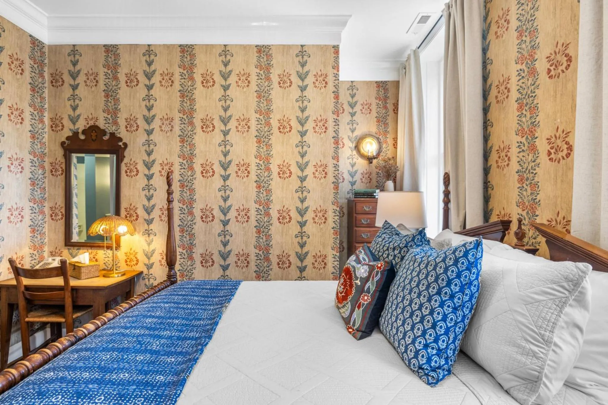 Bed in Leesburg Colonial Inn