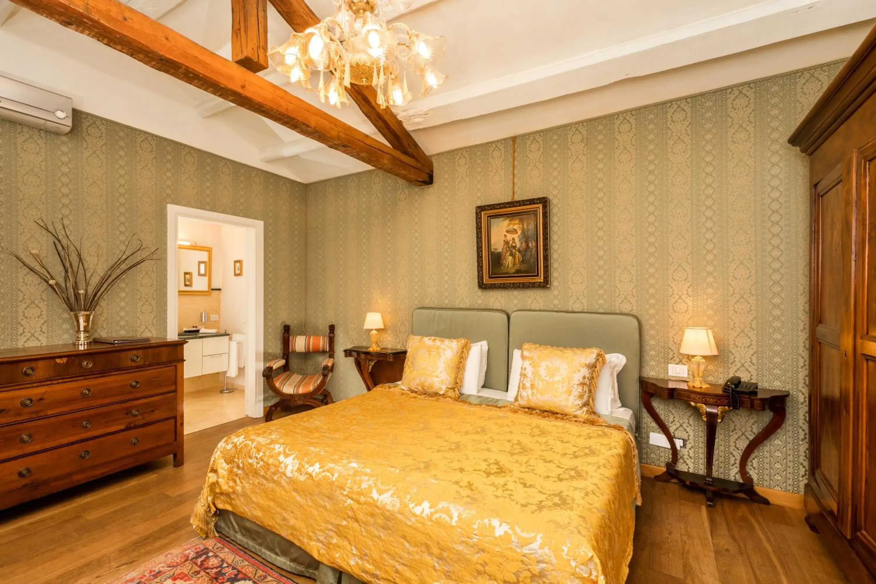 Photo of the whole room, Bed in Relais Alberti Photo of the whole room, Bed in Relais Alberti