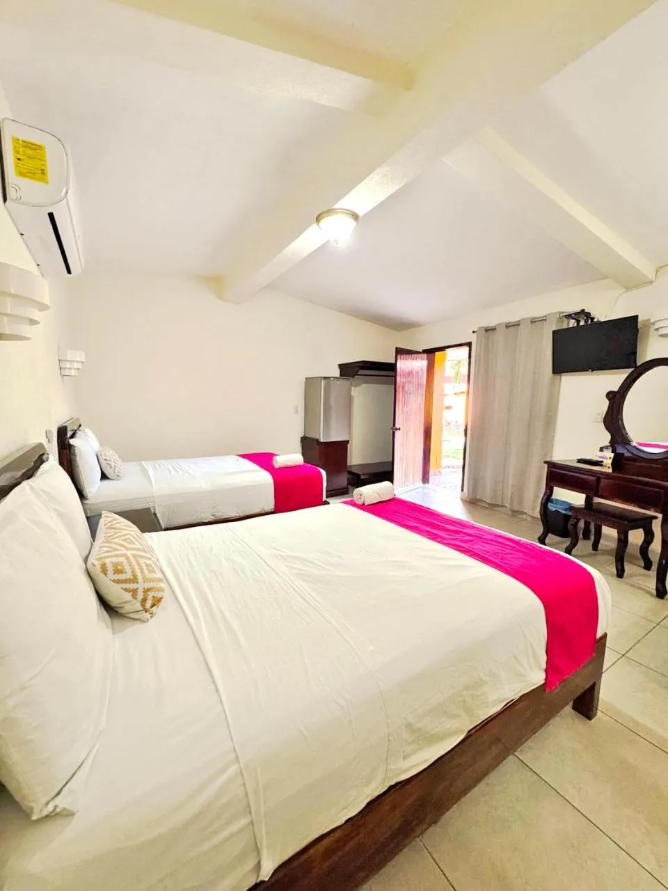 Photo of the whole room, Bed in Hotel Caribe