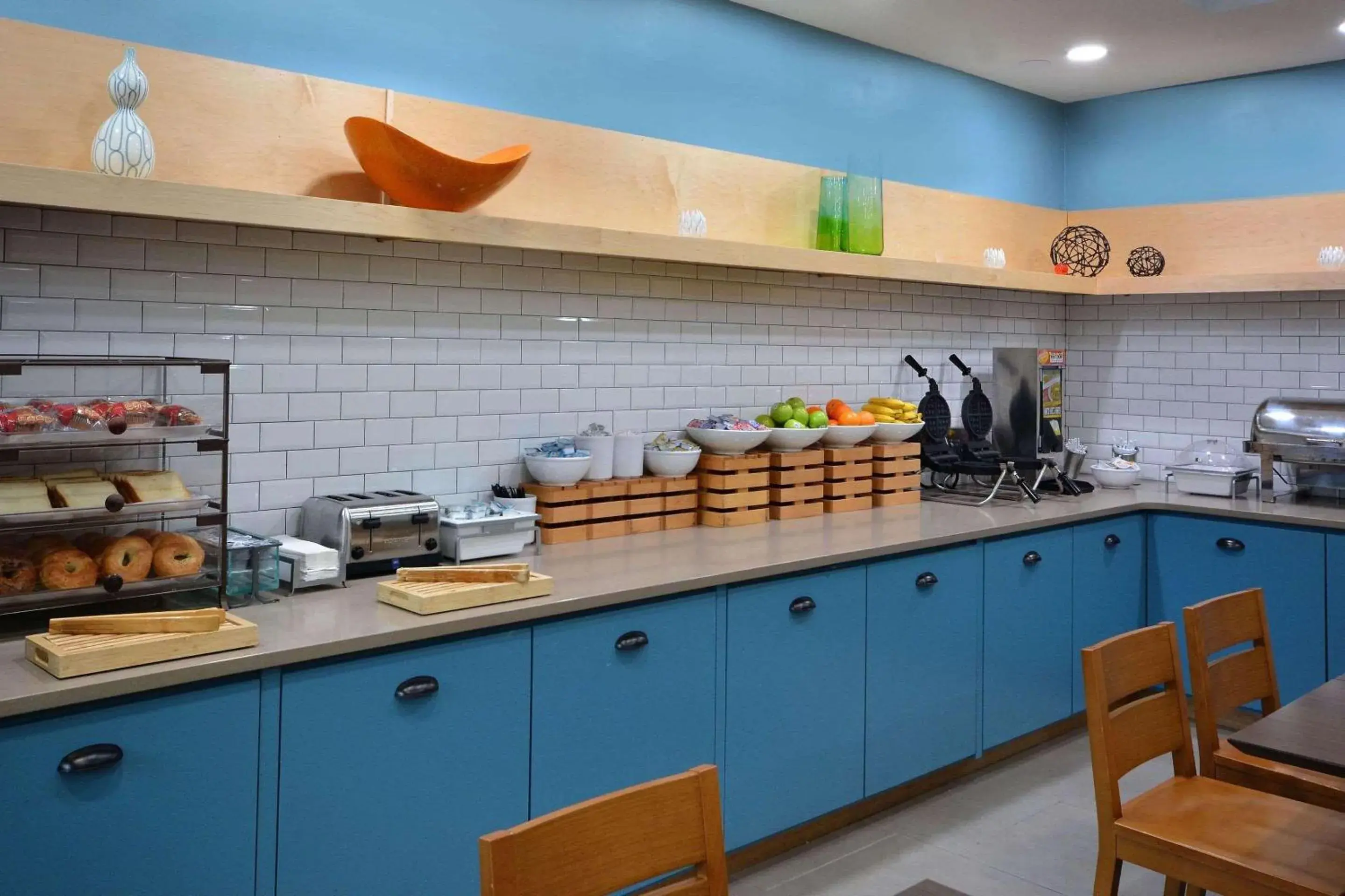 Breakfast in Country Inn & Suites by Radisson, Asheville West near Biltmore Breakfast in Country Inn & Suites by Radisson, Asheville West near Biltmore