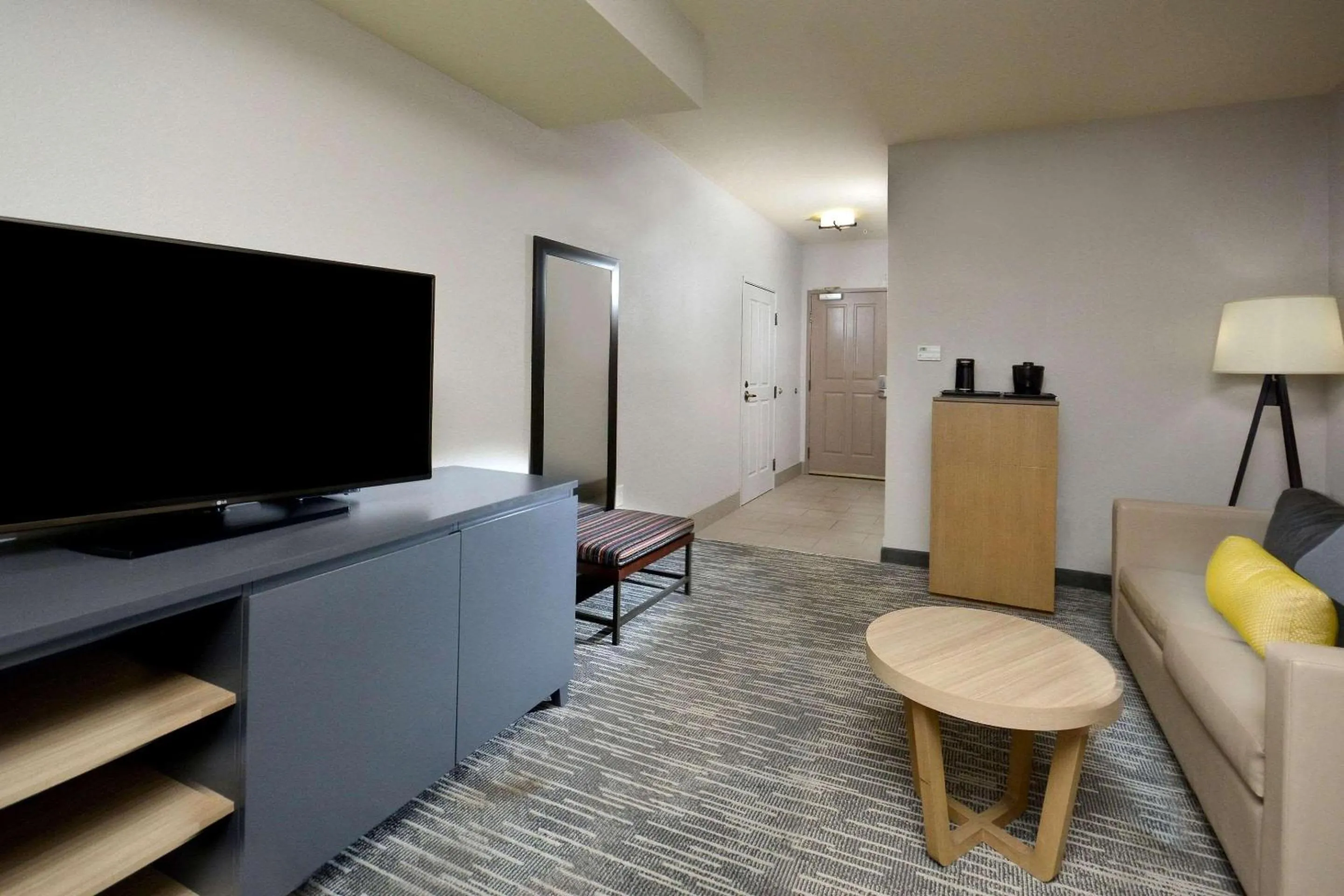 Bedroom in Country Inn & Suites by Radisson, Asheville West near Biltmore