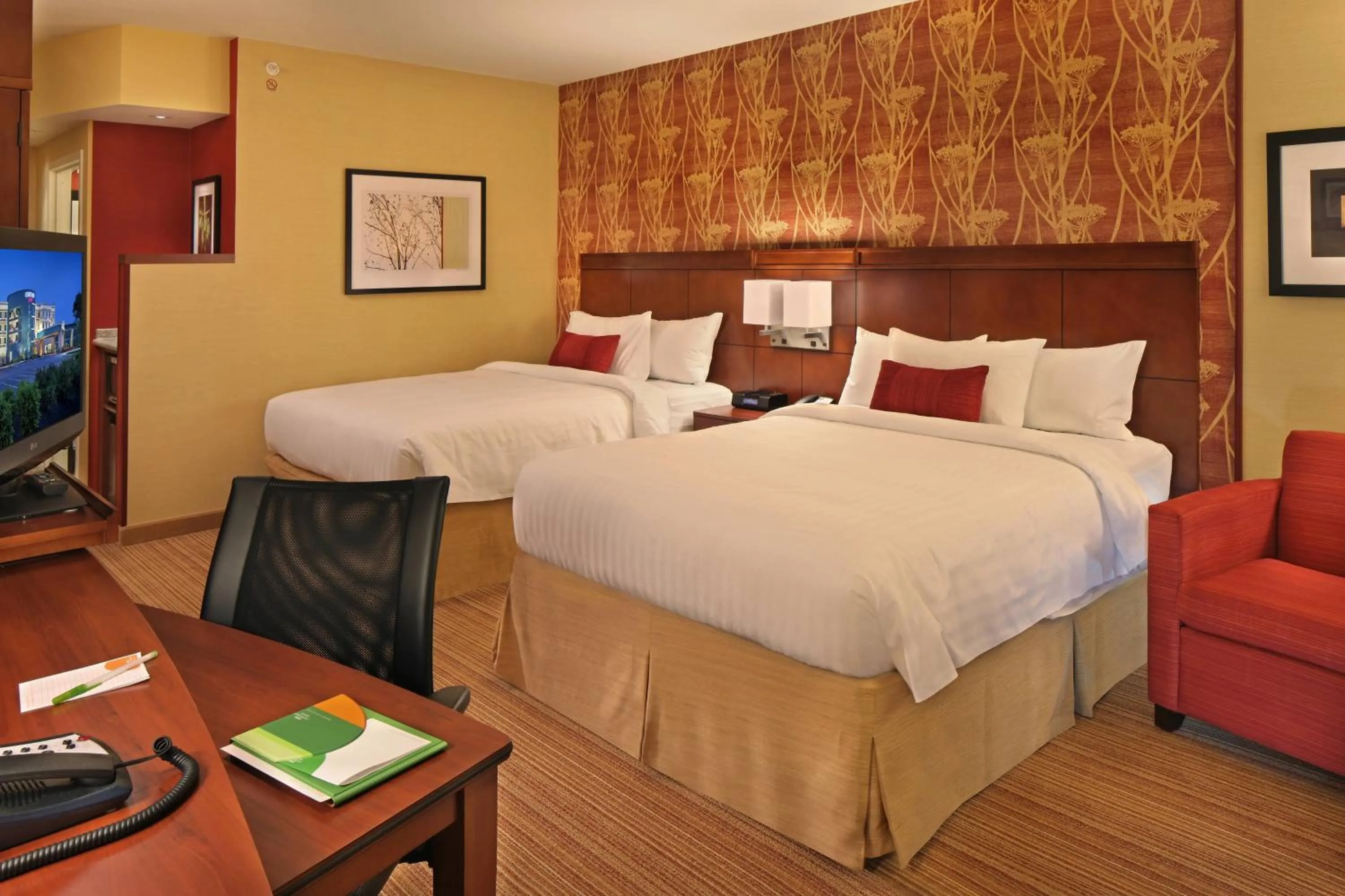 Photo of the whole room, Bed in Courtyard Philadelphia Coatesville Exton