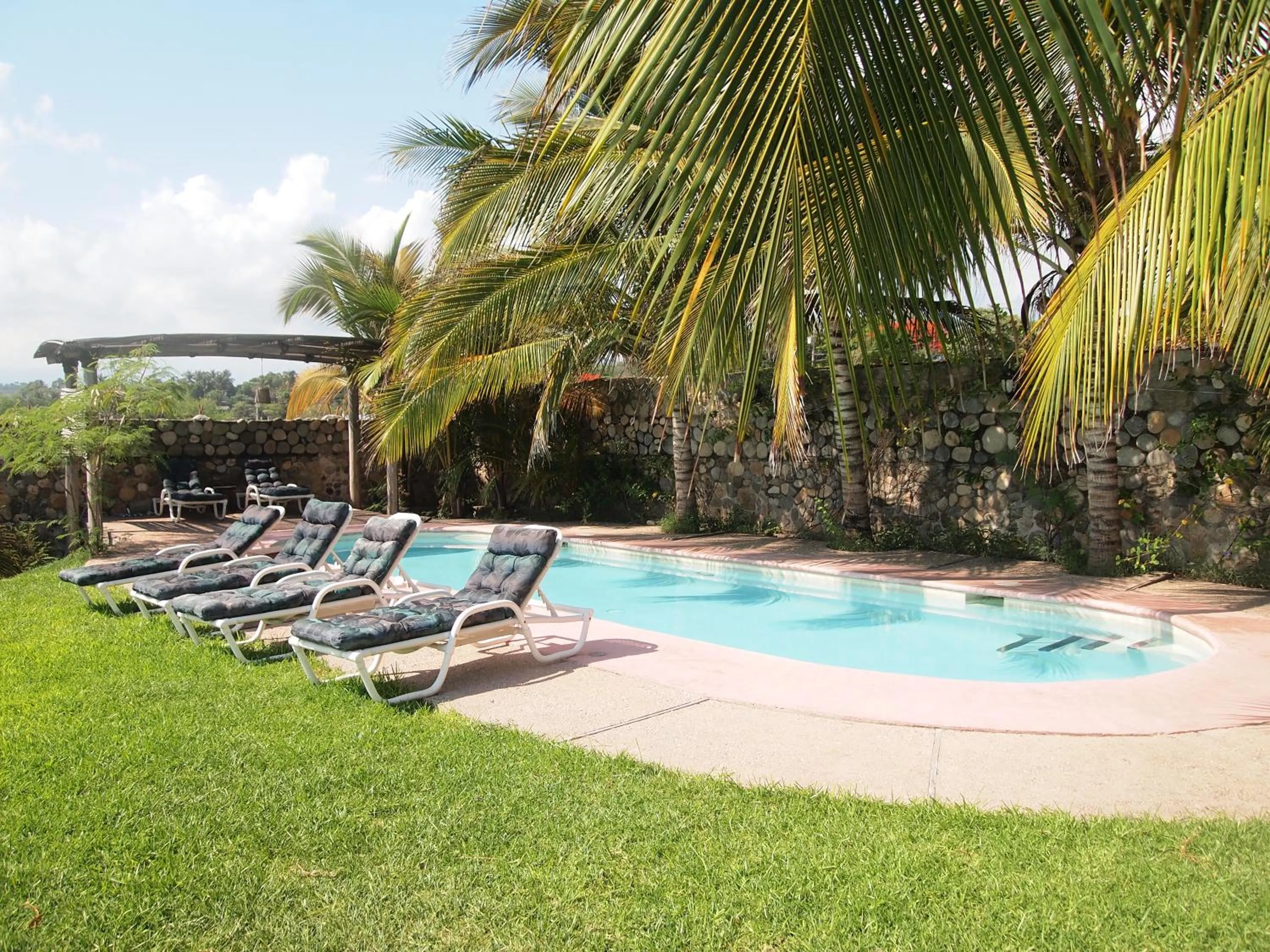 Swimming pool in Bungalows Santa Cruz