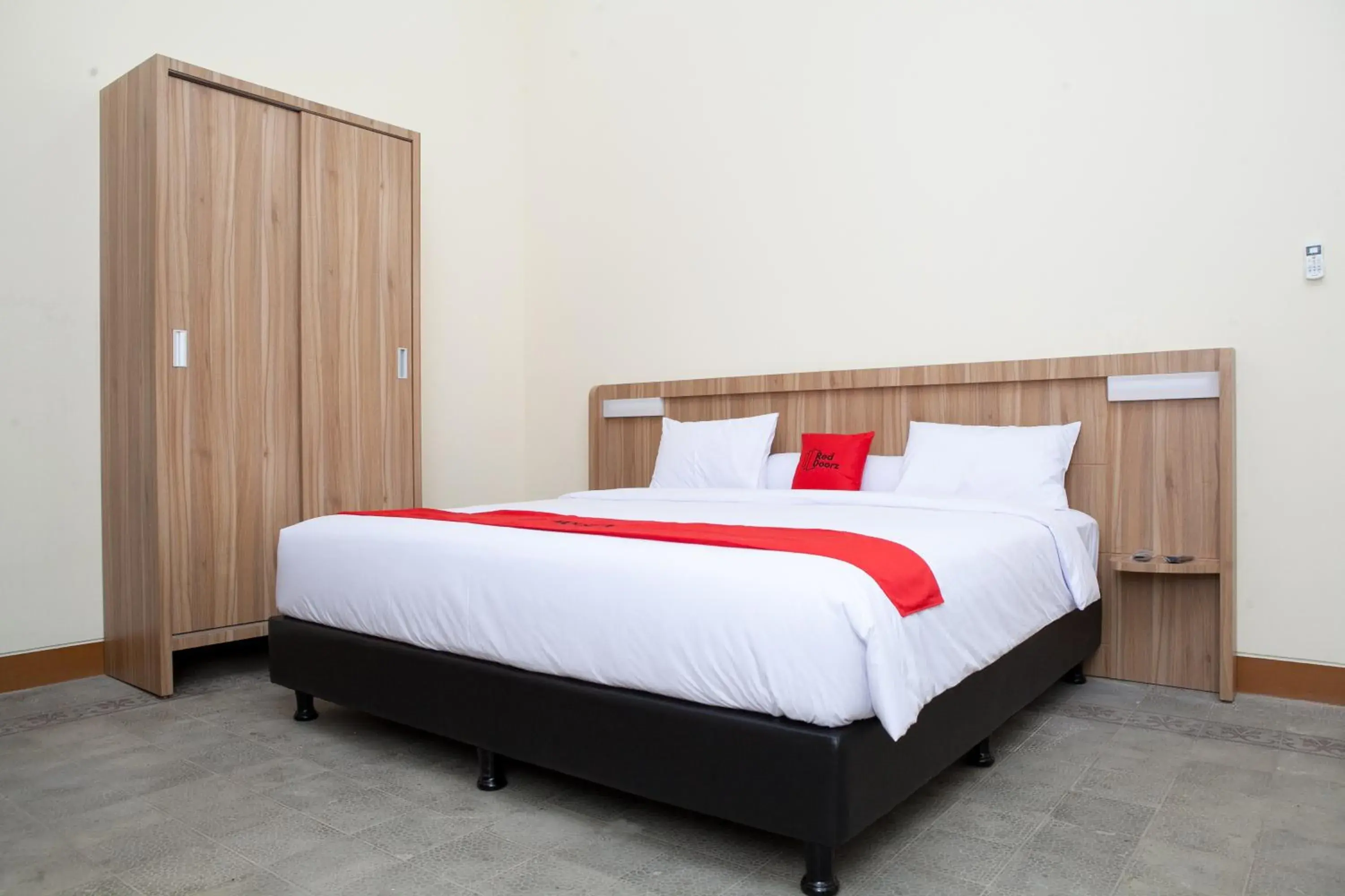 Bedroom, Bed in RedDoorz Plus near Pasundan University Bedroom, Bed in RedDoorz Plus near Pasundan University