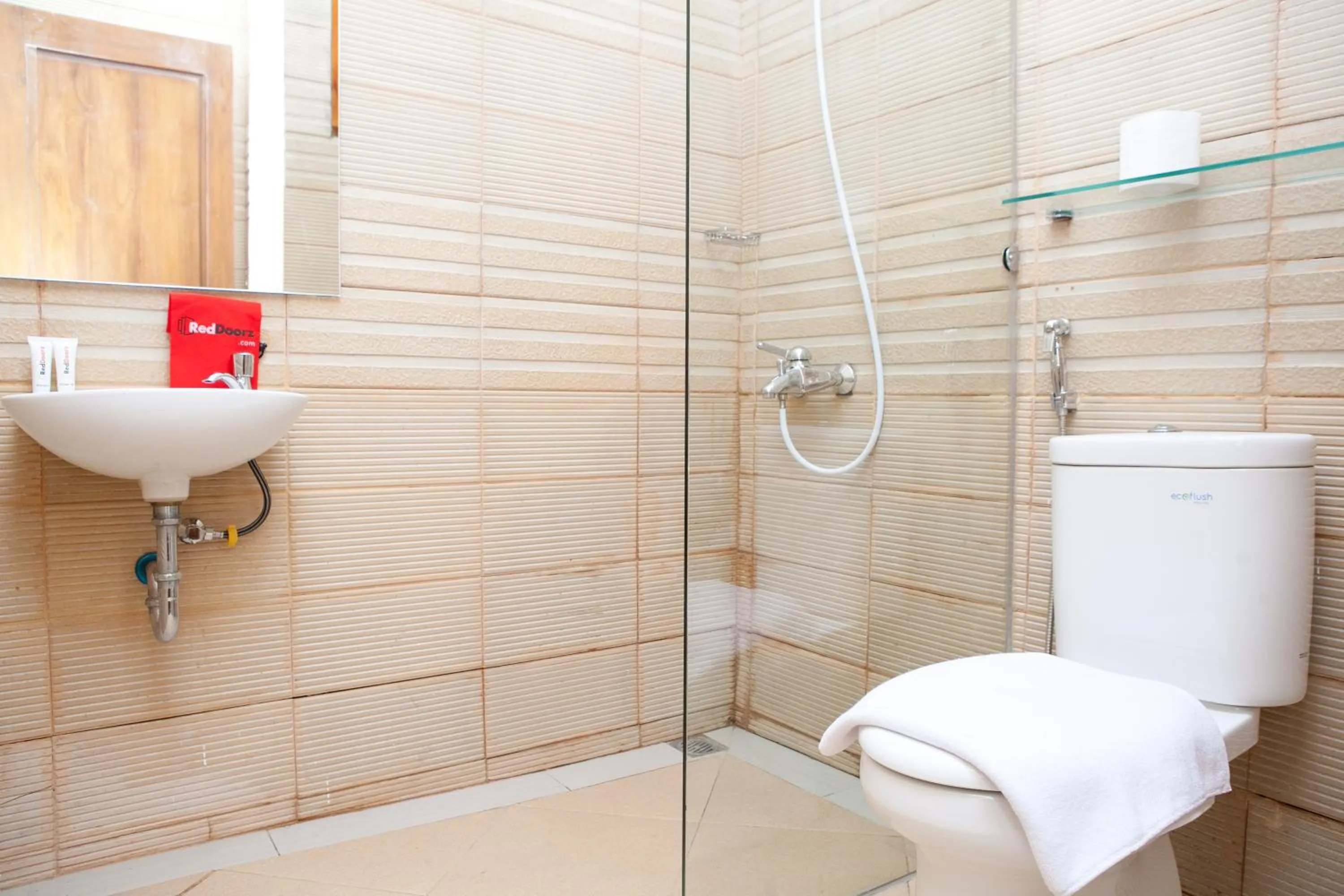 RedDoorz Plus near Pasundan University