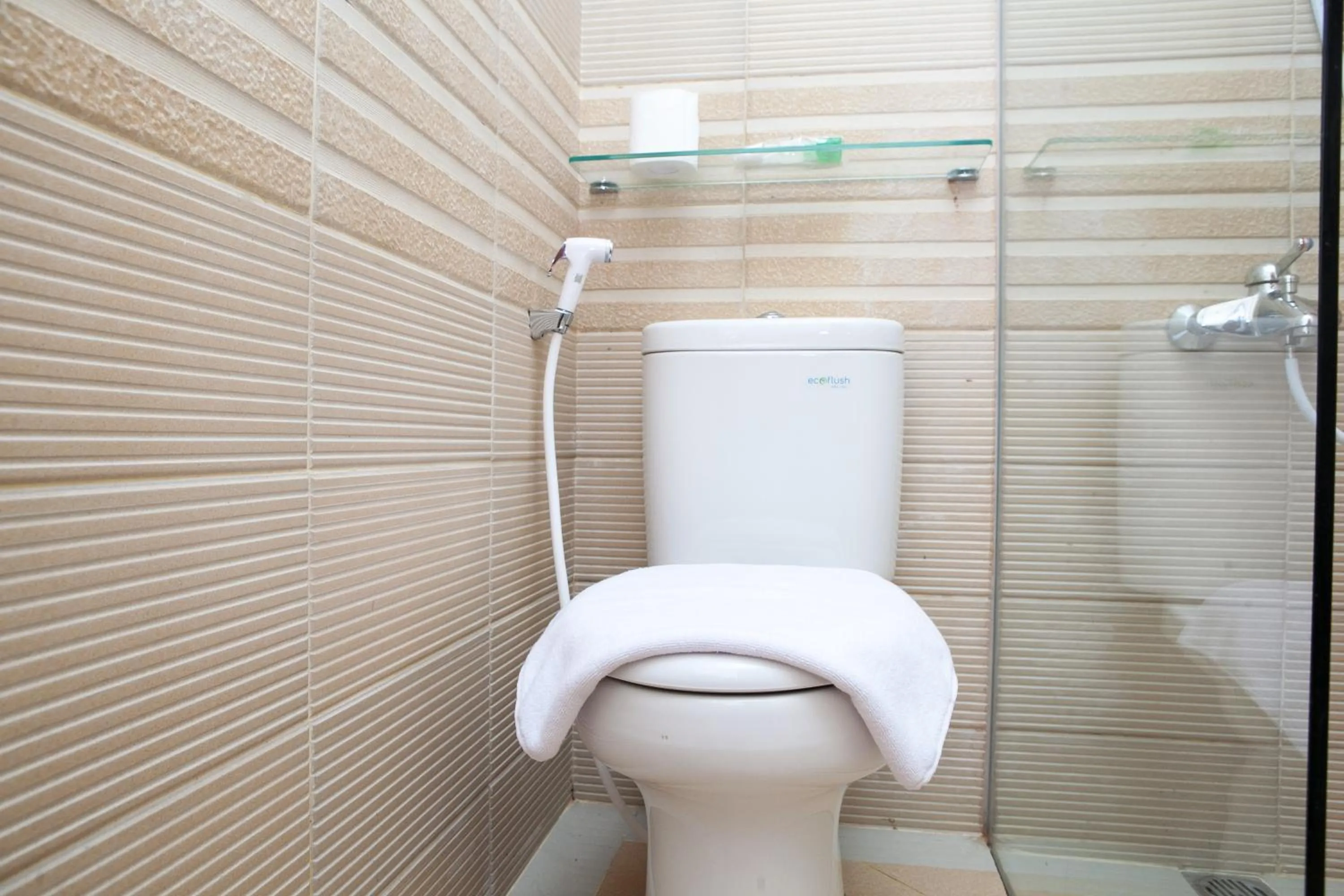 RedDoorz Plus near Pasundan University