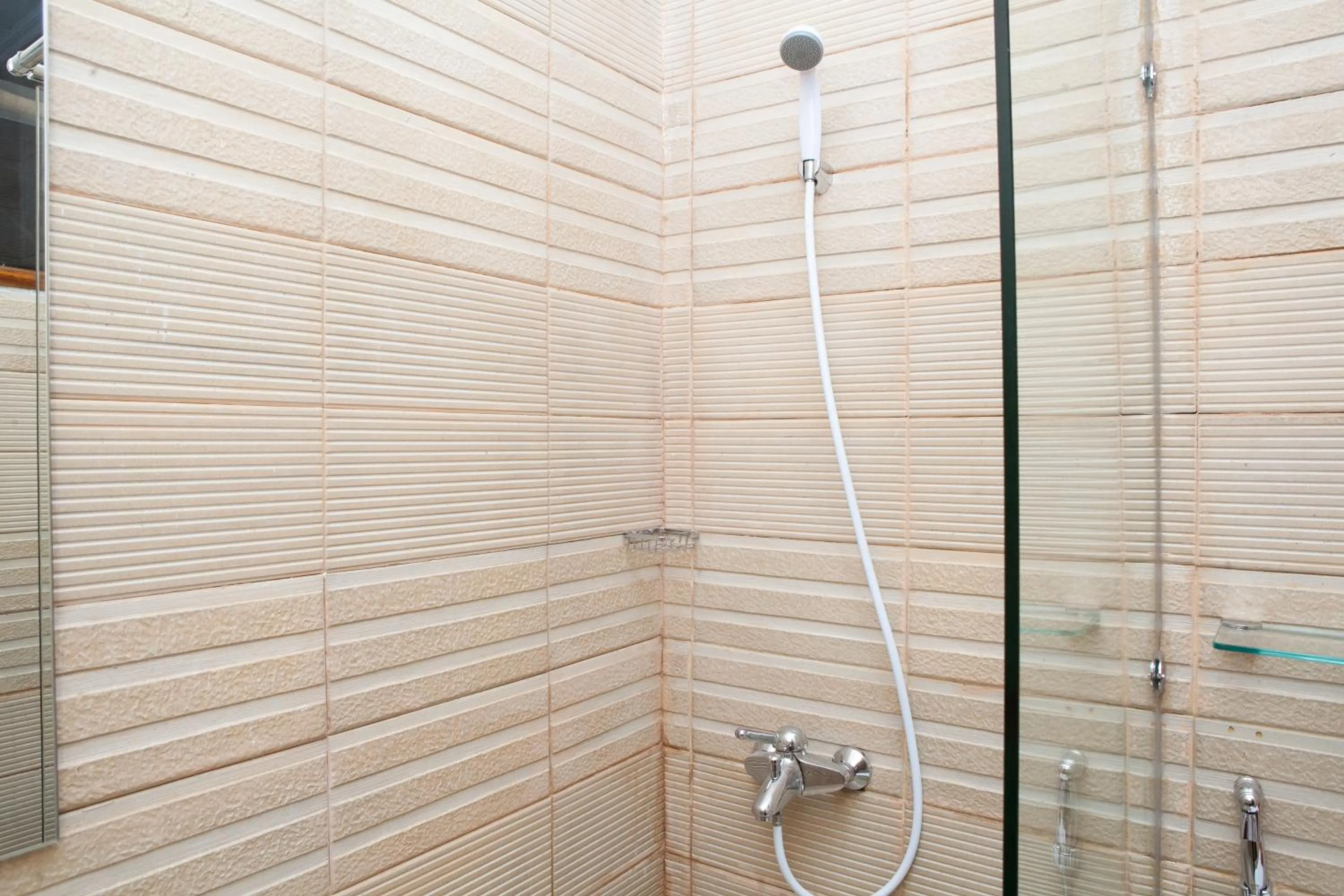 RedDoorz Plus near Pasundan University