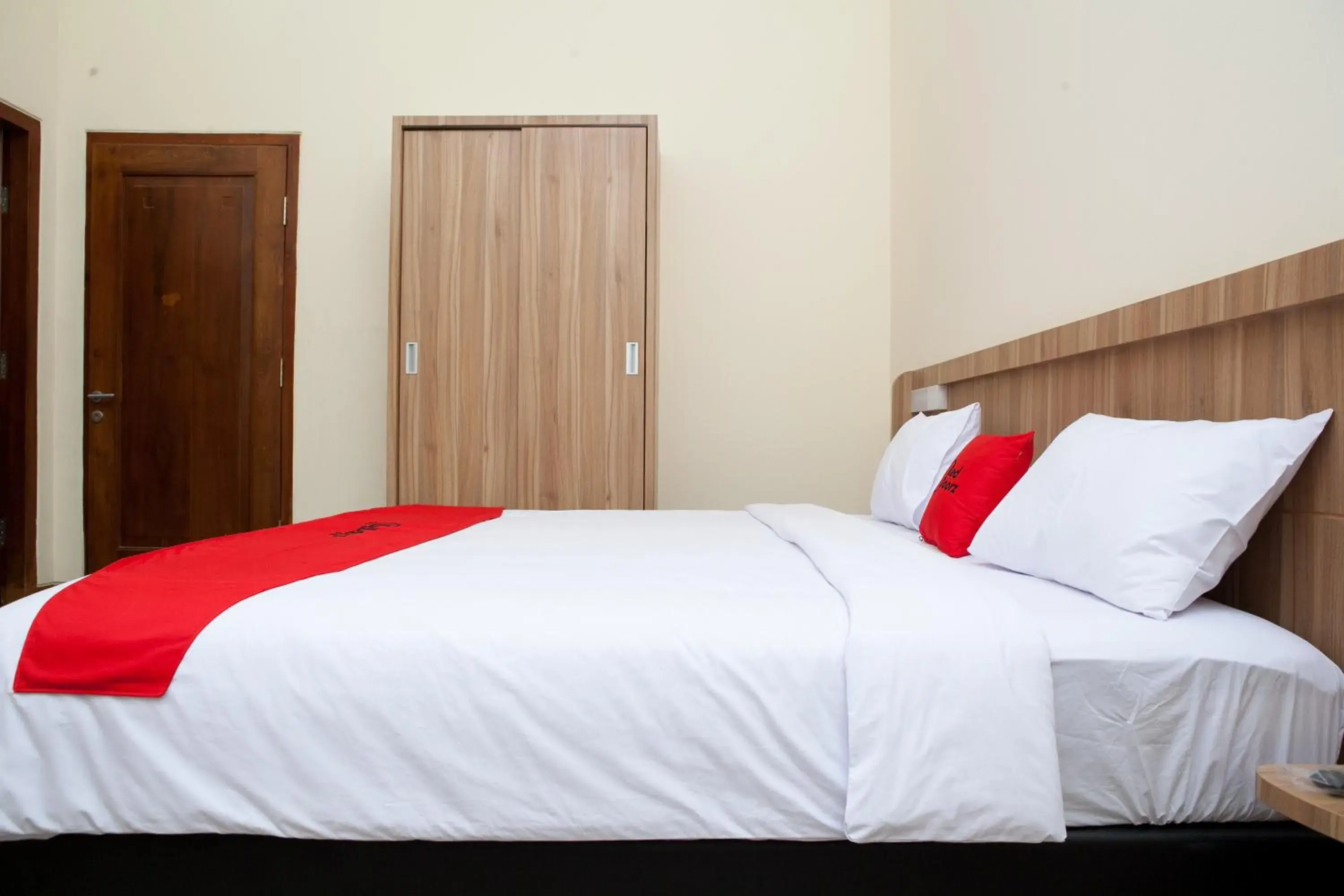 Bed in RedDoorz Plus near Pasundan University Bed in RedDoorz Plus near Pasundan University