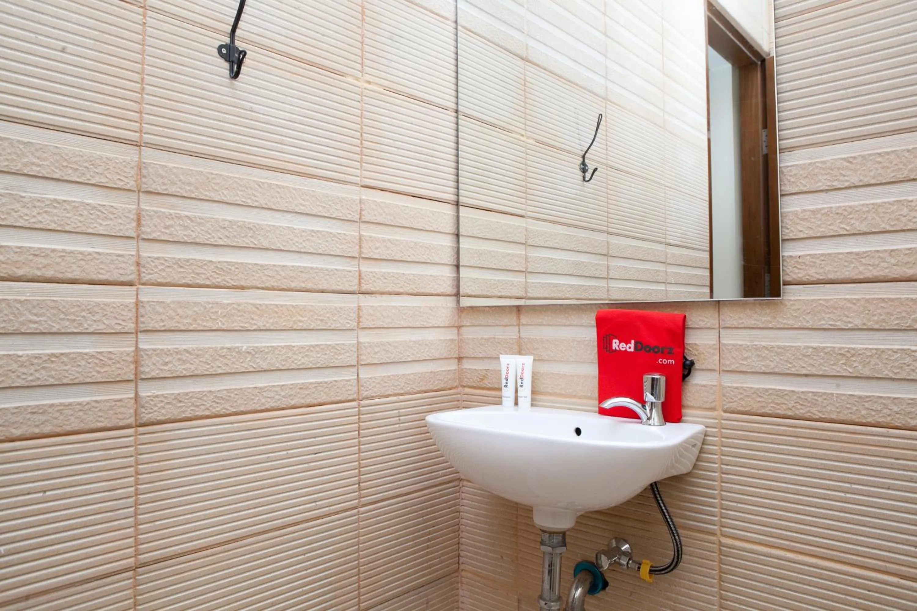 RedDoorz Plus near Pasundan University