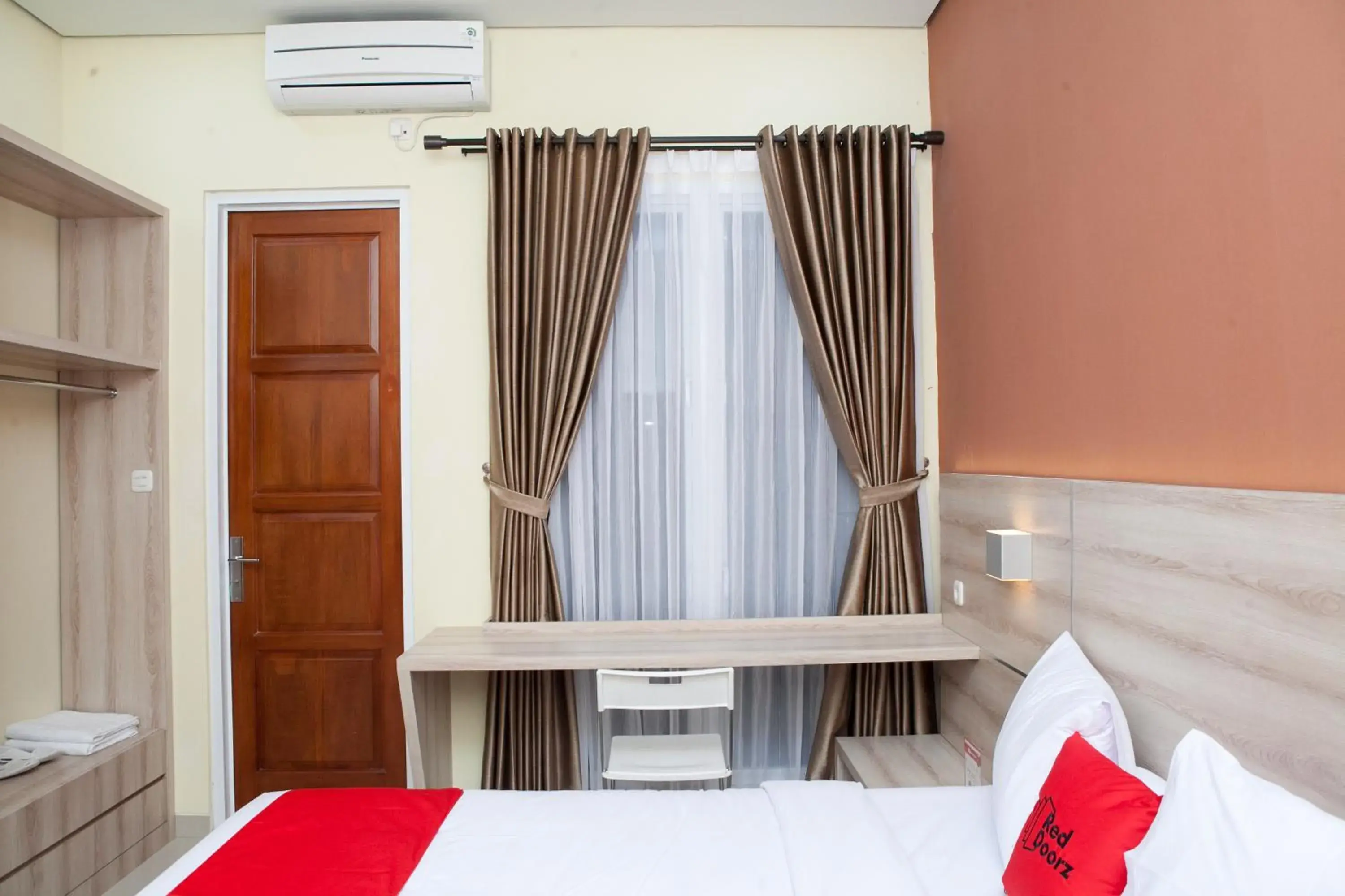 Bed in RedDoorz Plus near Pasundan University Bed in RedDoorz Plus near Pasundan University