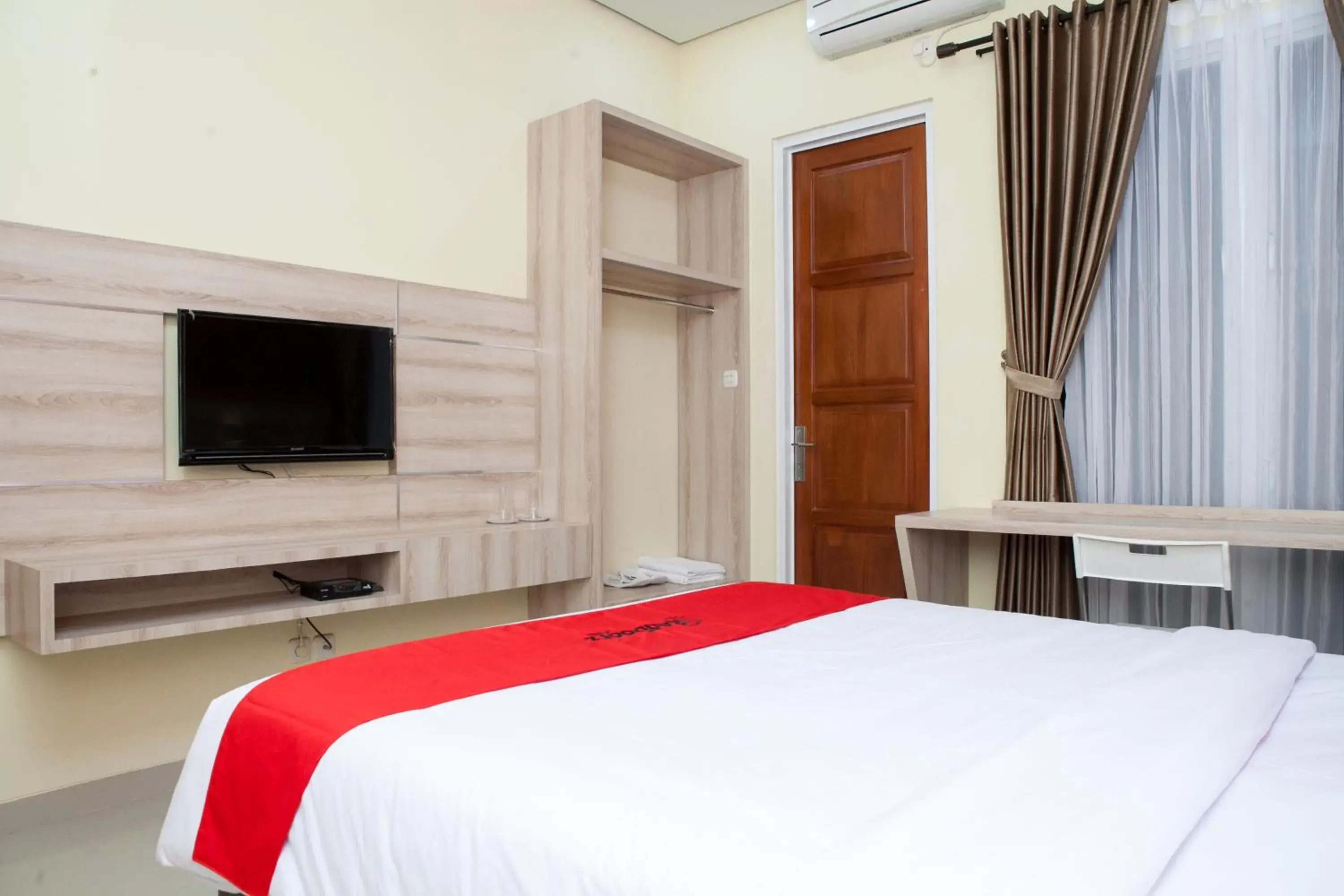 Bed in RedDoorz Plus near Pasundan University Bed in RedDoorz Plus near Pasundan University