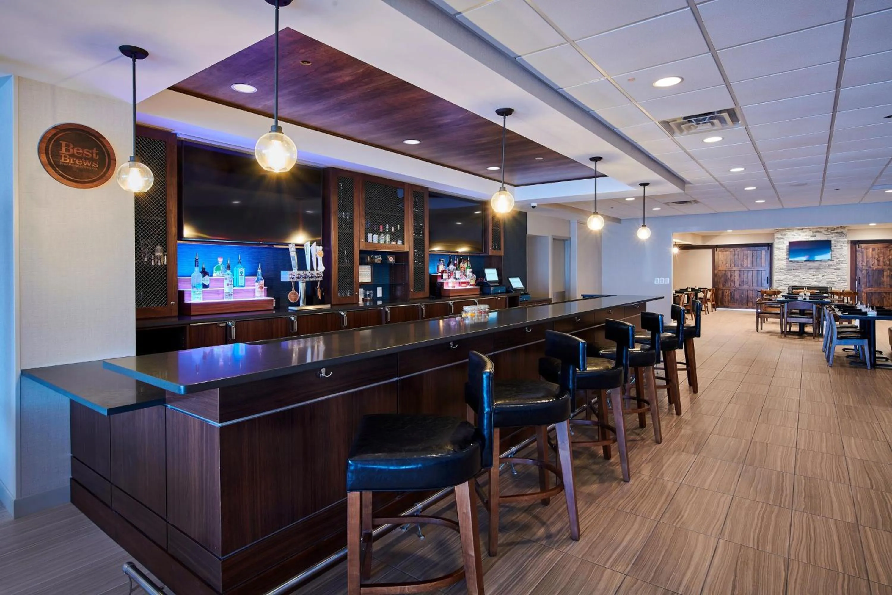 Lounge or bar in Four Points by Sheraton Cleveland-Eastlake