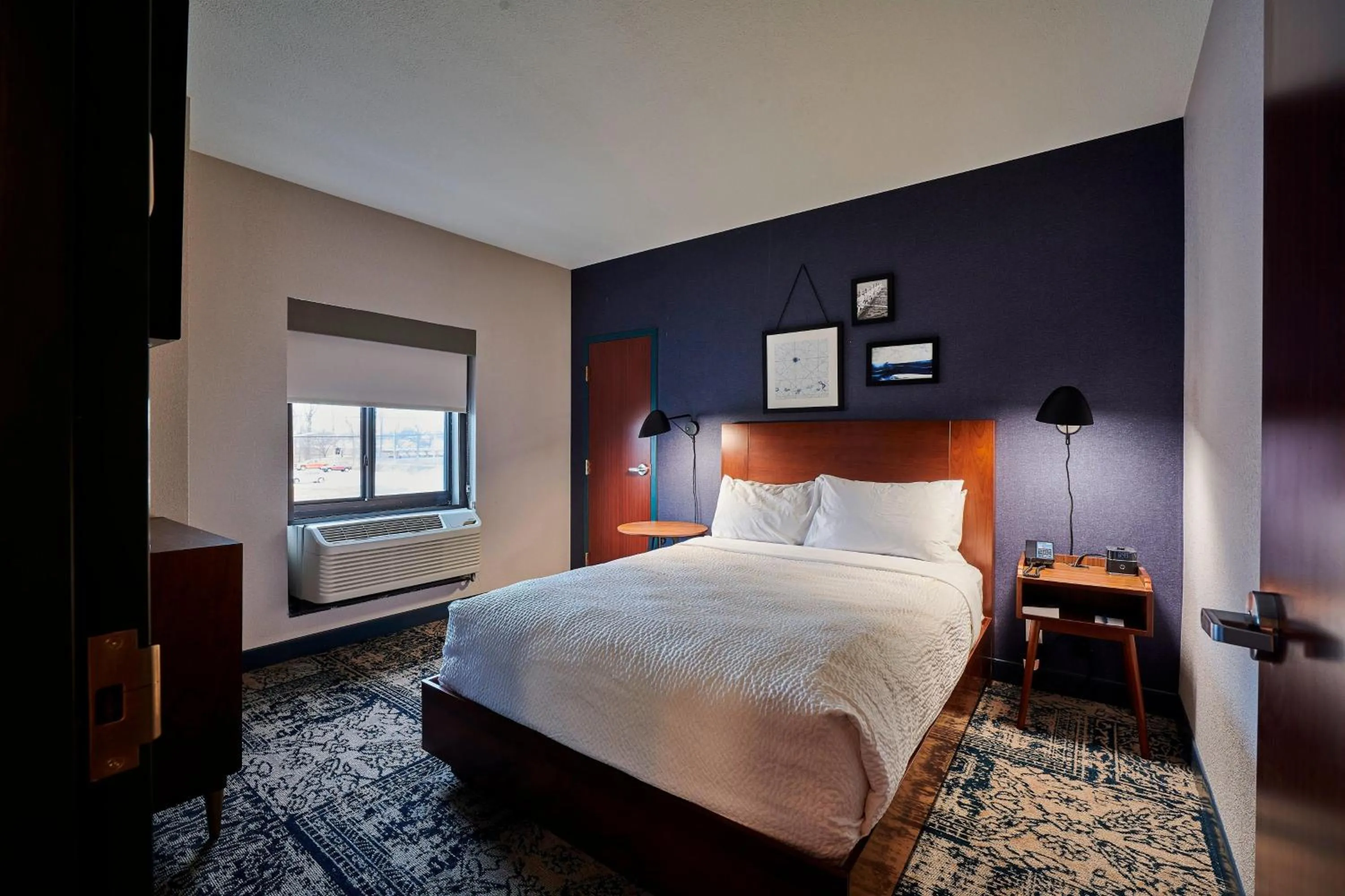 Photo of the whole room, Bed in Four Points by Sheraton Cleveland-Eastlake