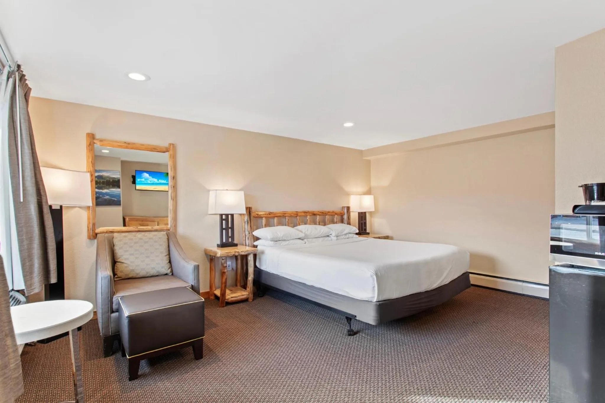 Photo of the whole room, Bed in Discovery Lodge