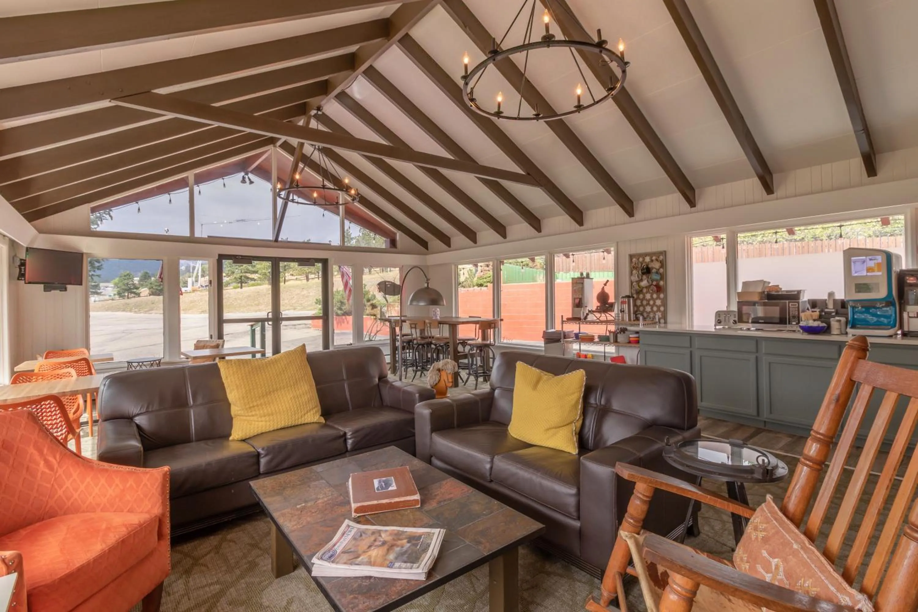 Communal lounge/ TV room in Discovery Lodge