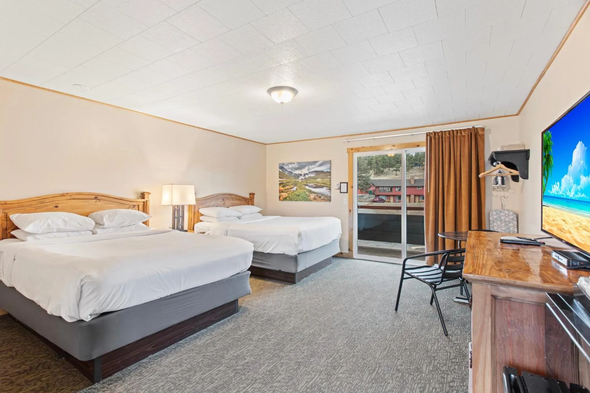 Photo of the whole room, Bed in Discovery Lodge