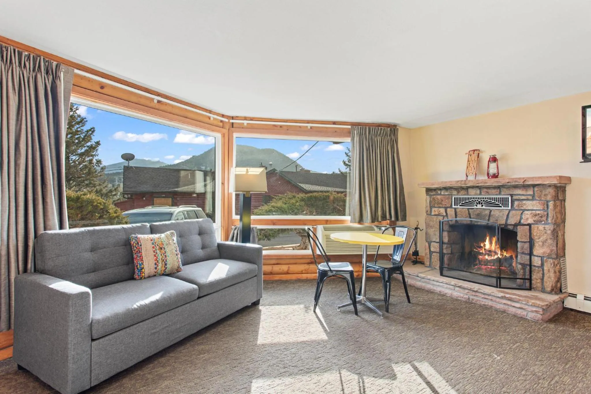 Living room in Discovery Lodge