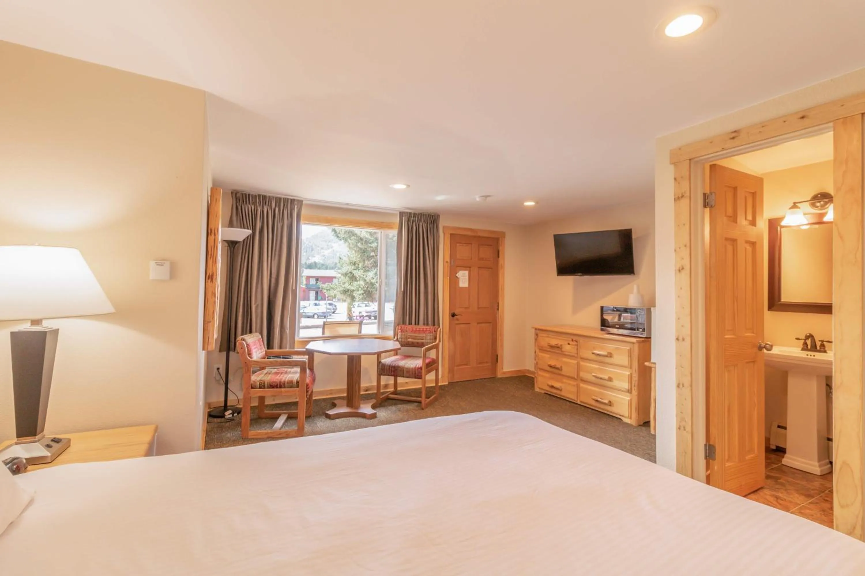 Photo of the whole room, Bed in Discovery Lodge