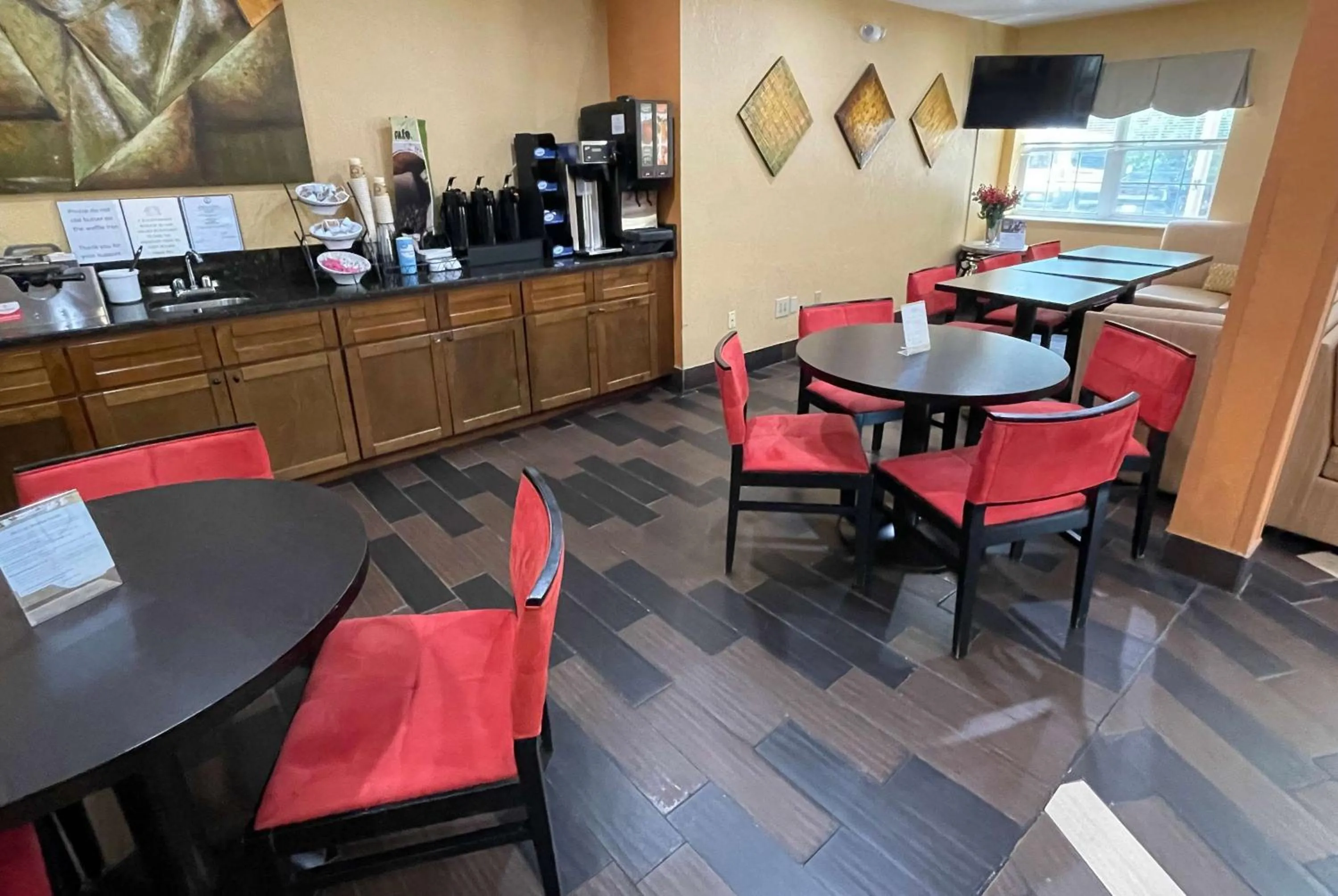 Swimming pool in Microtel Inn & Suites Newport News