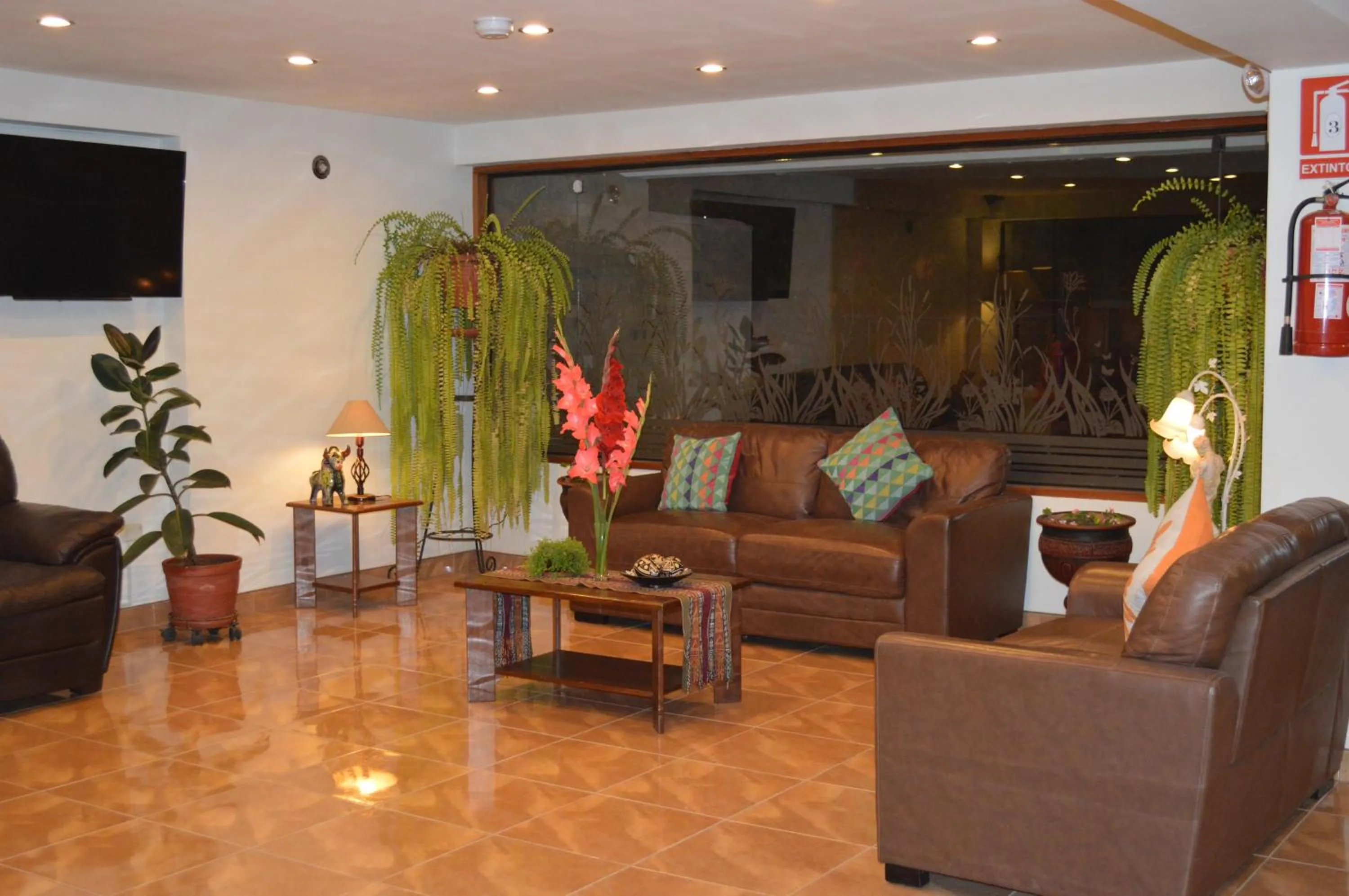 Communal lounge/ TV room in Florida del Inca Hotel