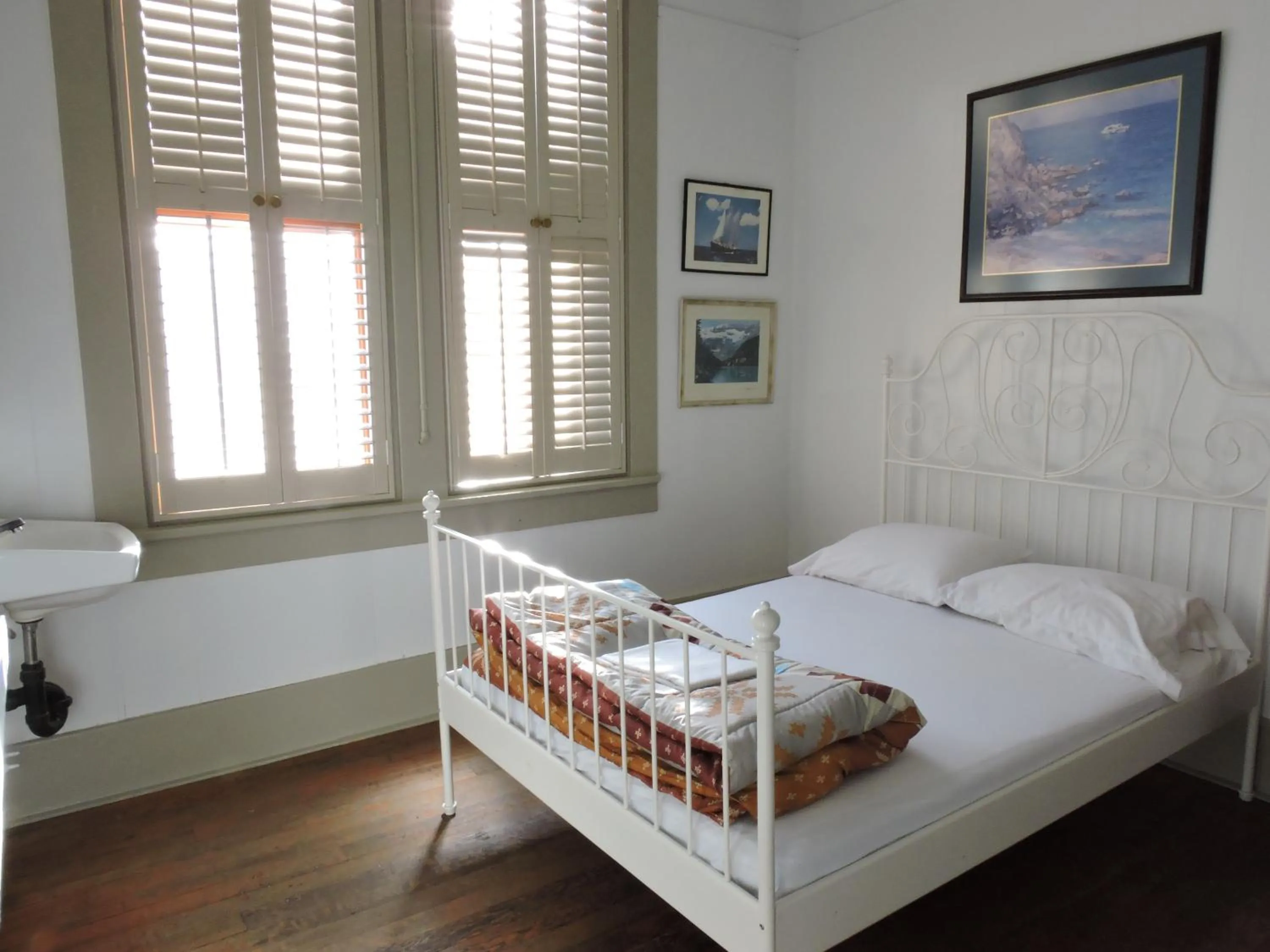 Communal lounge/ TV room, Bed in St Clair Hostel