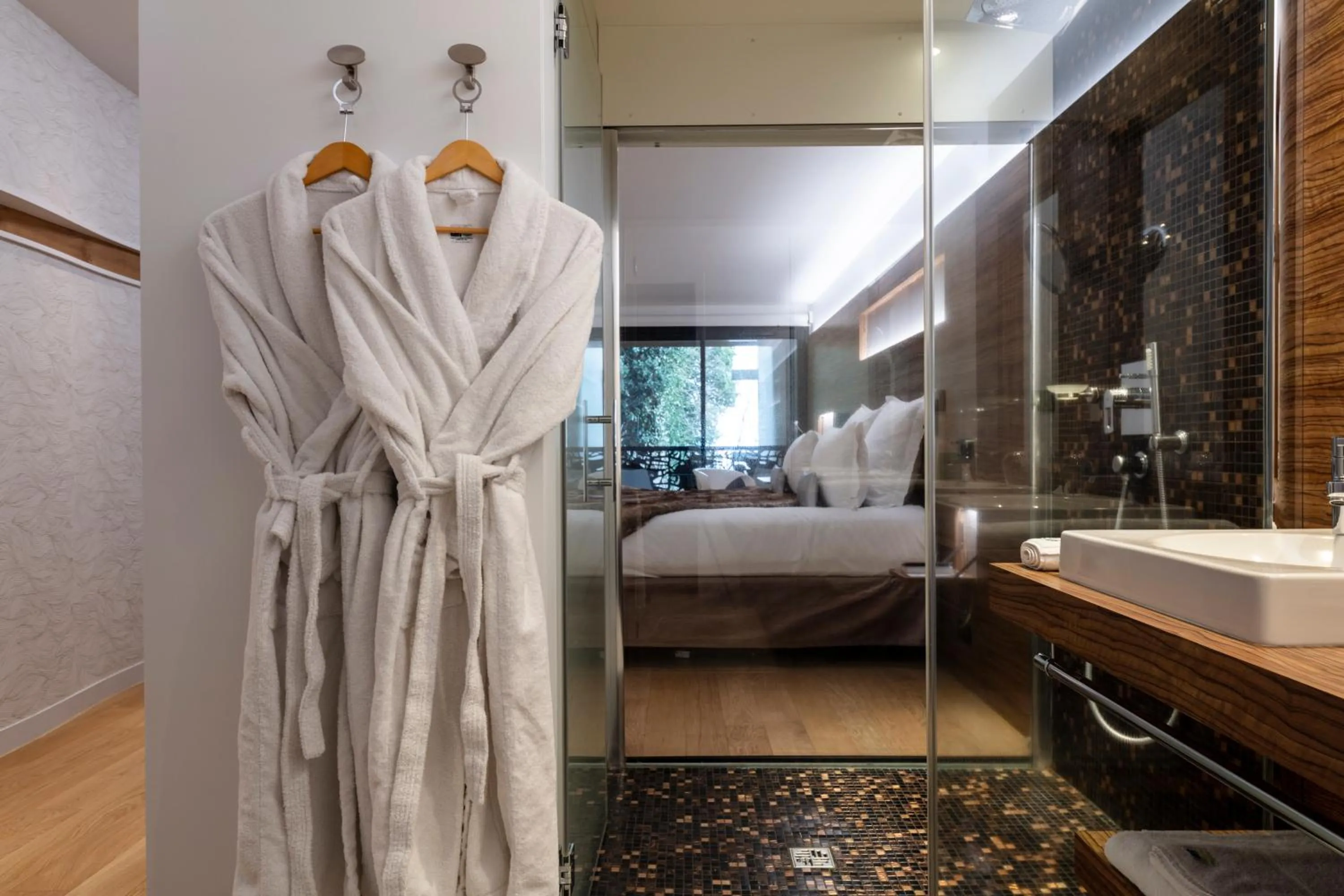 Bedroom, Bed in Hôtel & Restaurant Origines par Adrien Descouls - Teritoria