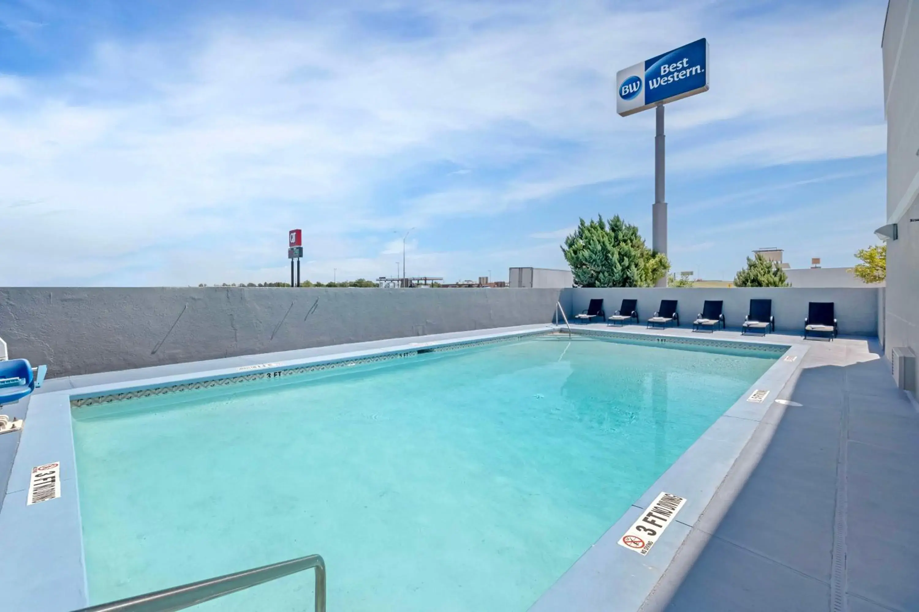 Pool view in Best Western Santa Fe Pool view in Best Western Santa Fe