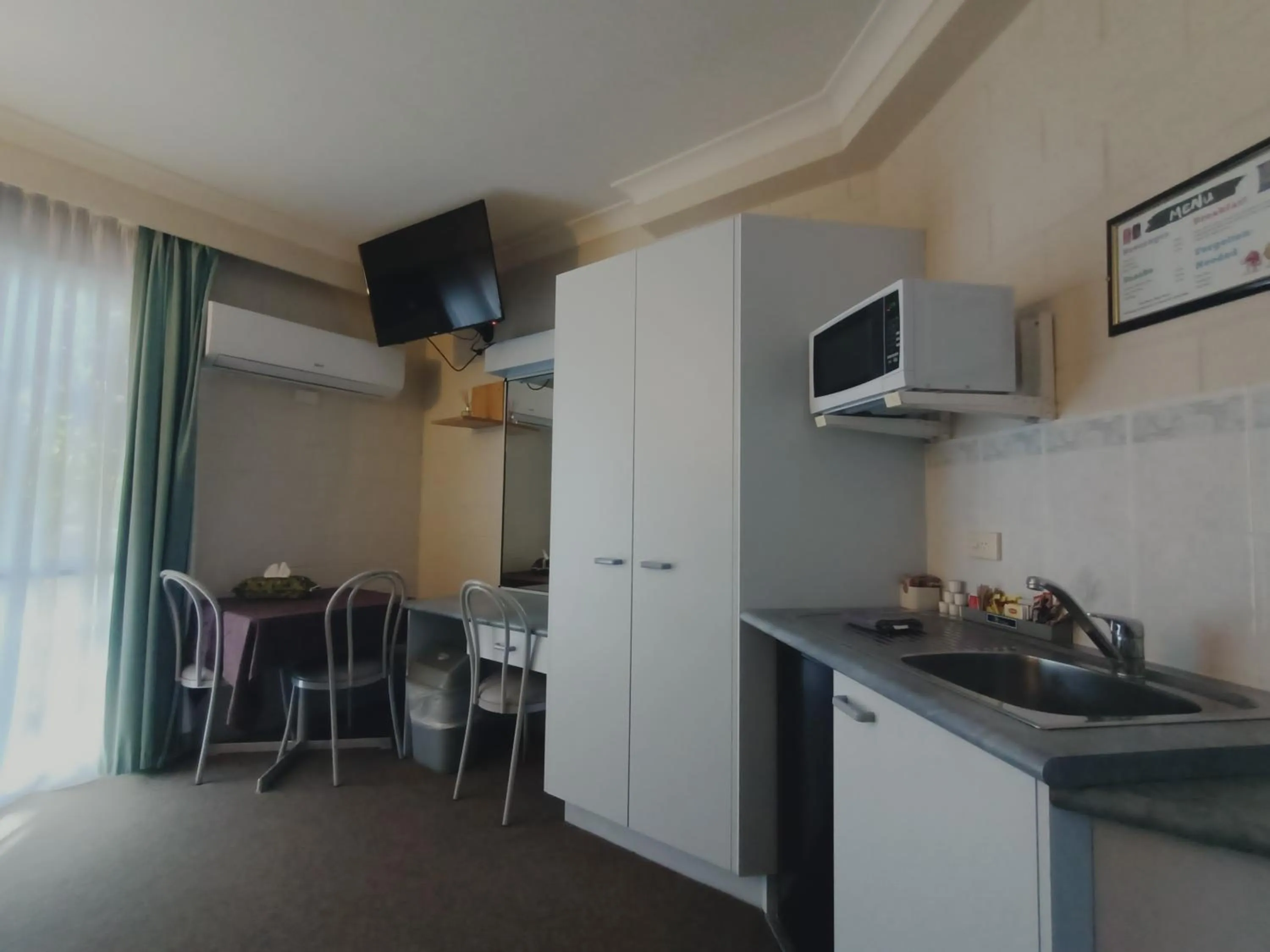 Kitchen or kitchenette in Admiral Nelson Motor Inn