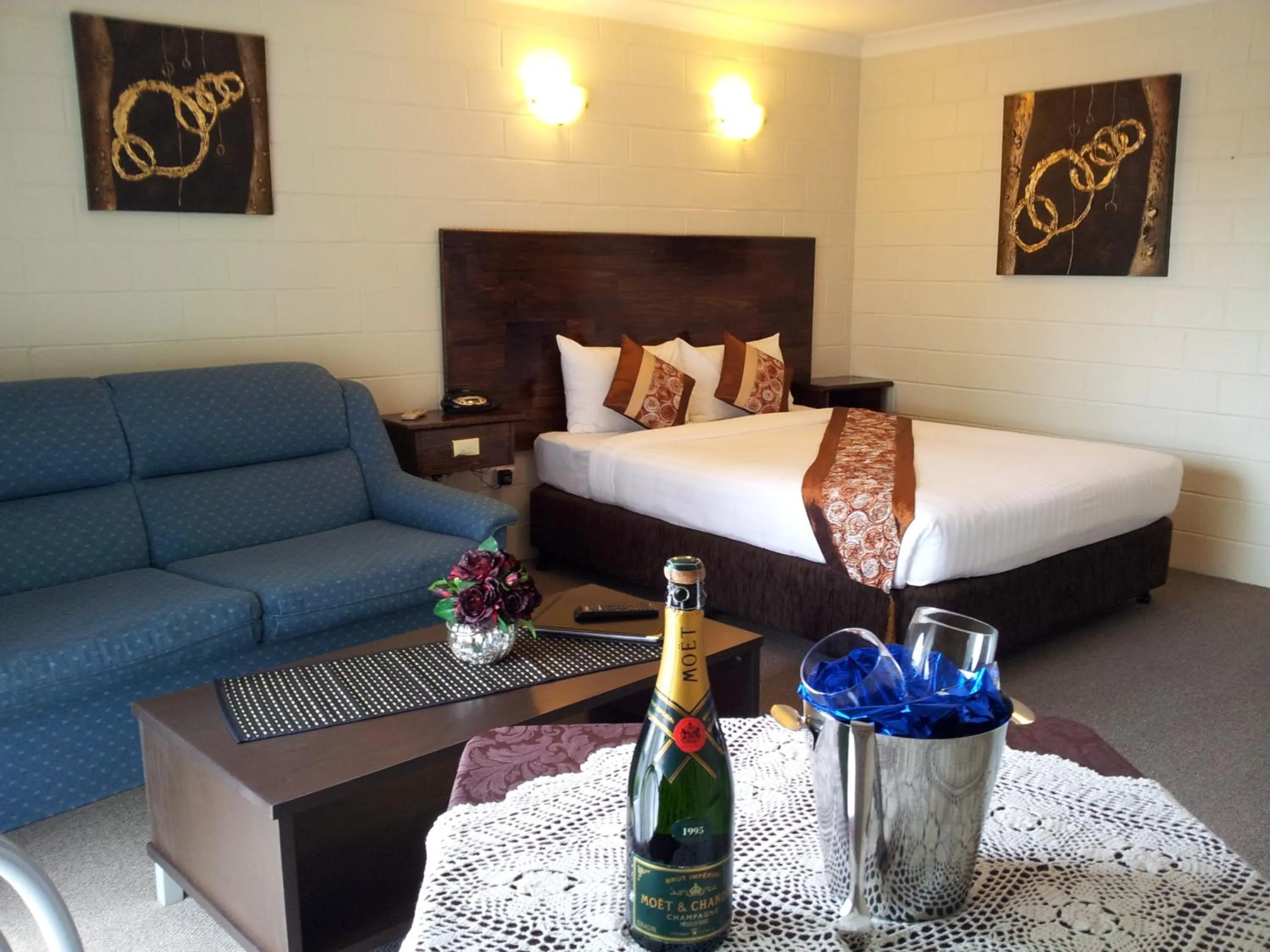 Photo of the whole room, Bed in Admiral Nelson Motor Inn