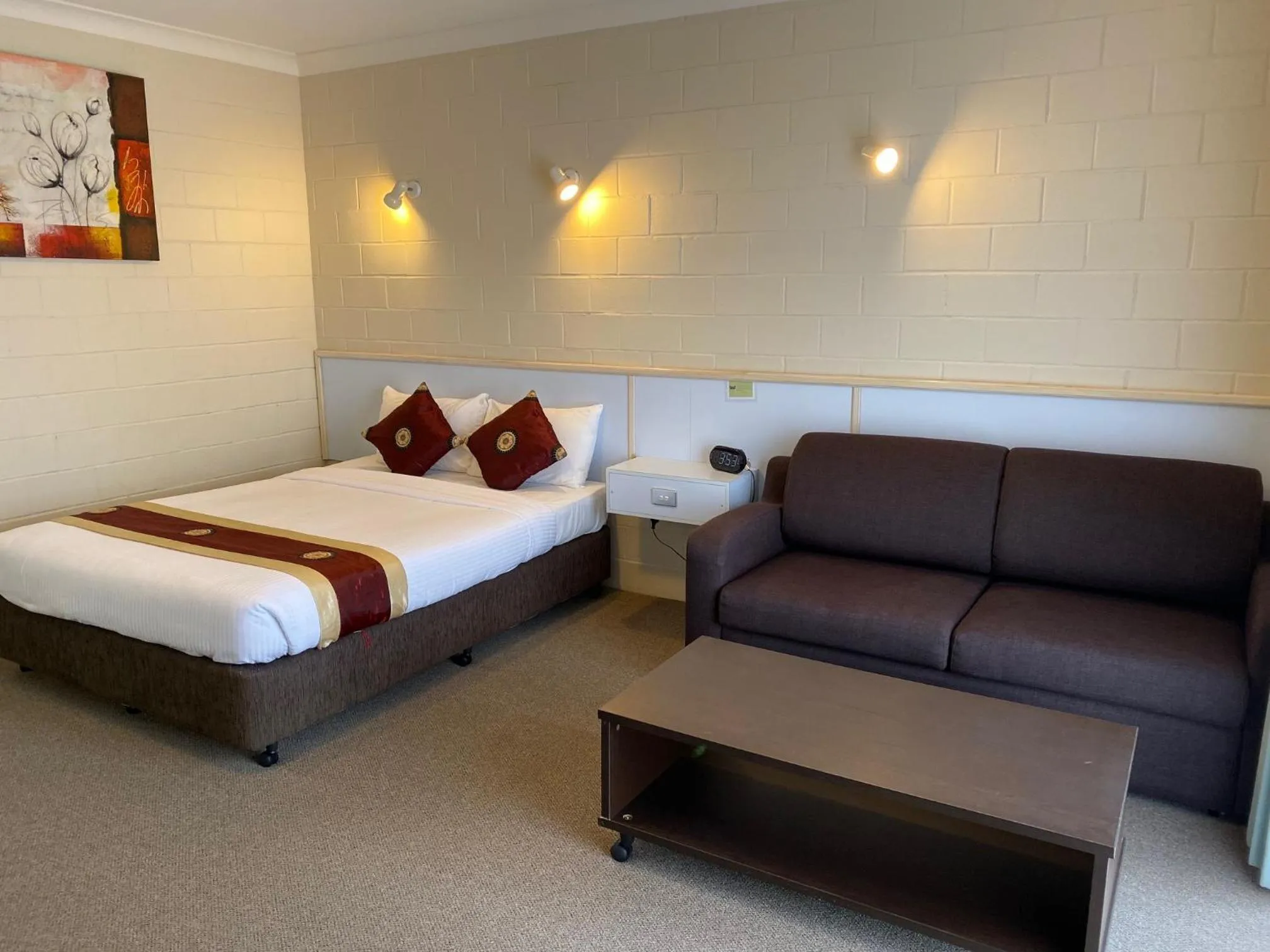 Photo of the whole room, Bed in Admiral Nelson Motor Inn