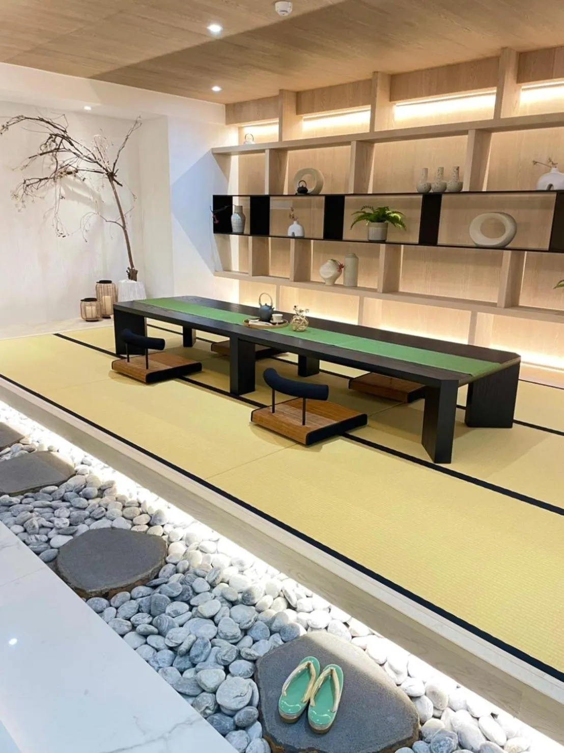 Communal lounge/ TV room in suye hotel