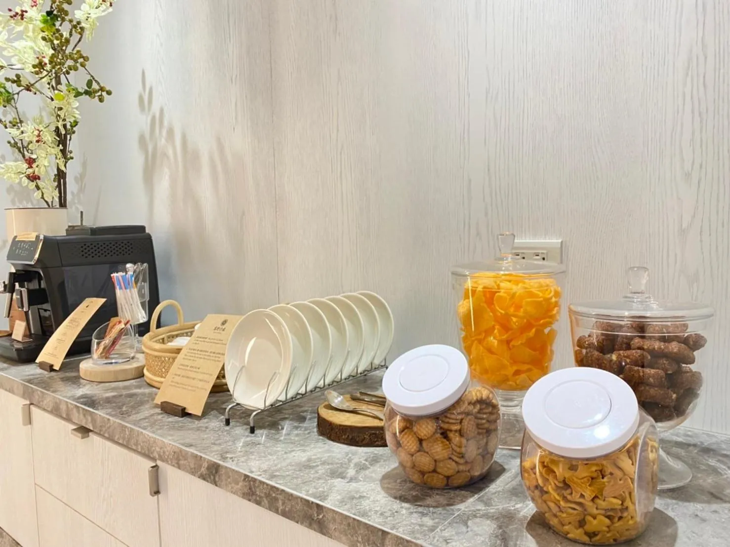 Communal lounge/ TV room in suye hotel