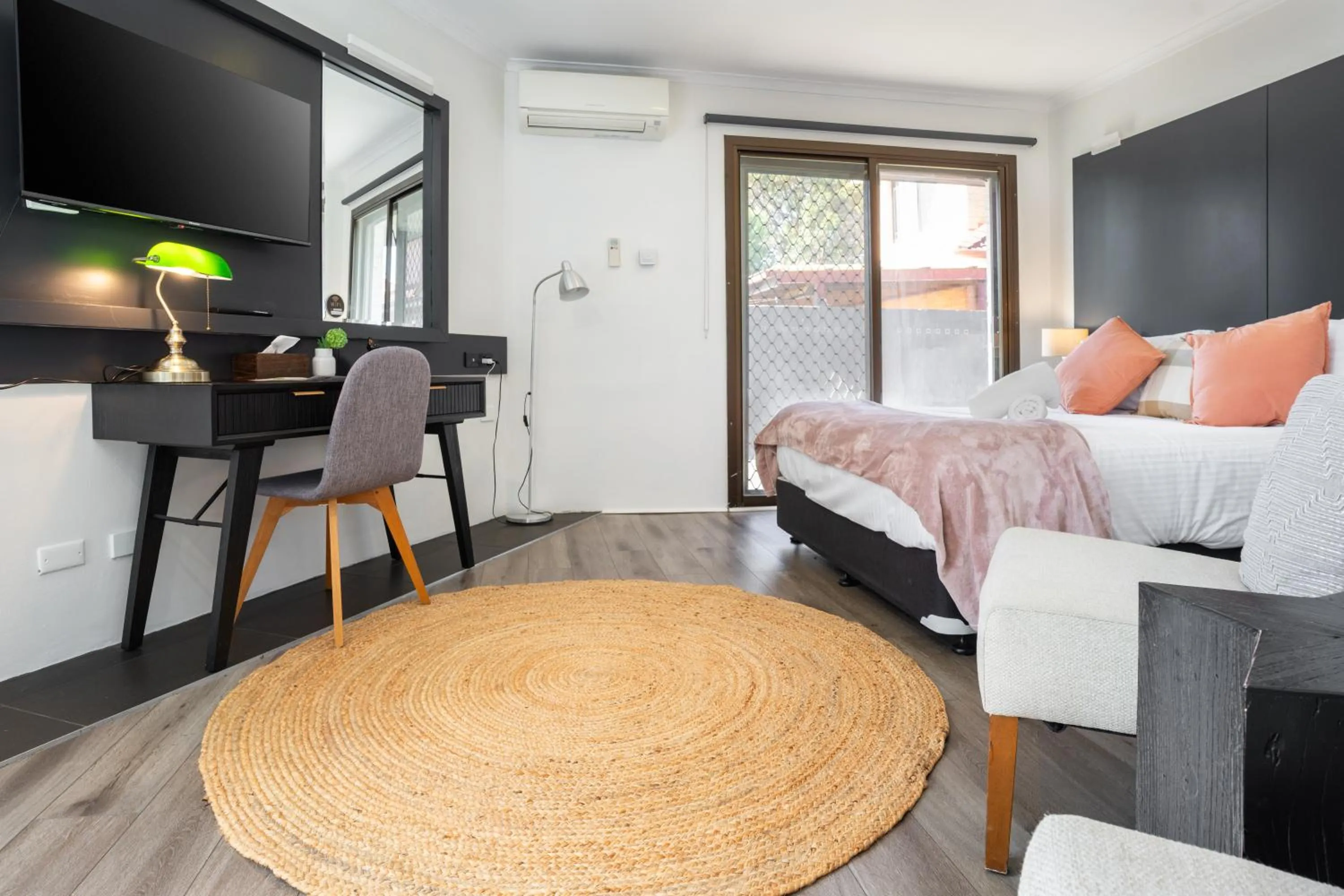 TV and multimedia, Bed in Bankstown Motel 10