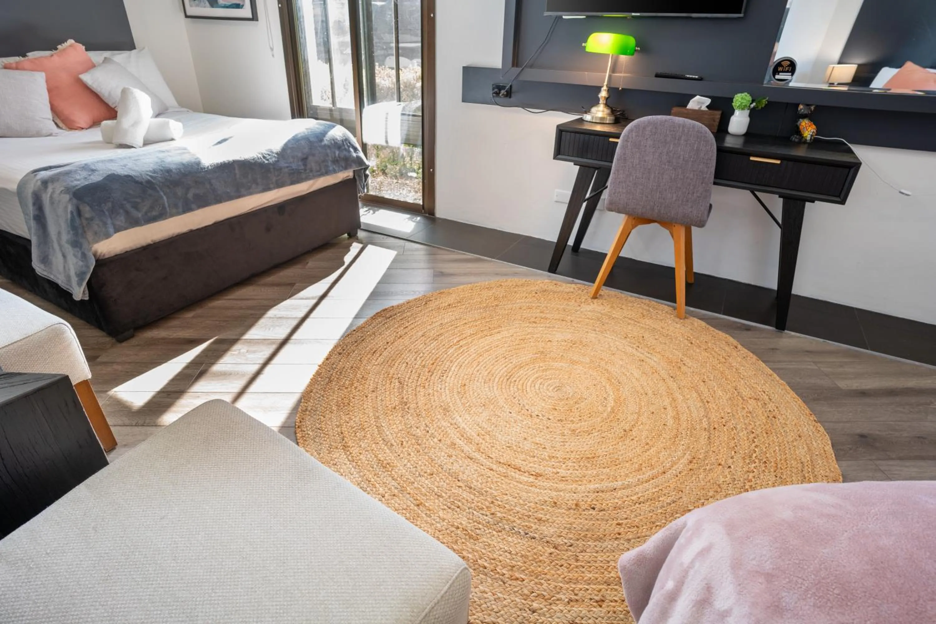 Living room, Bed in Bankstown Motel 10