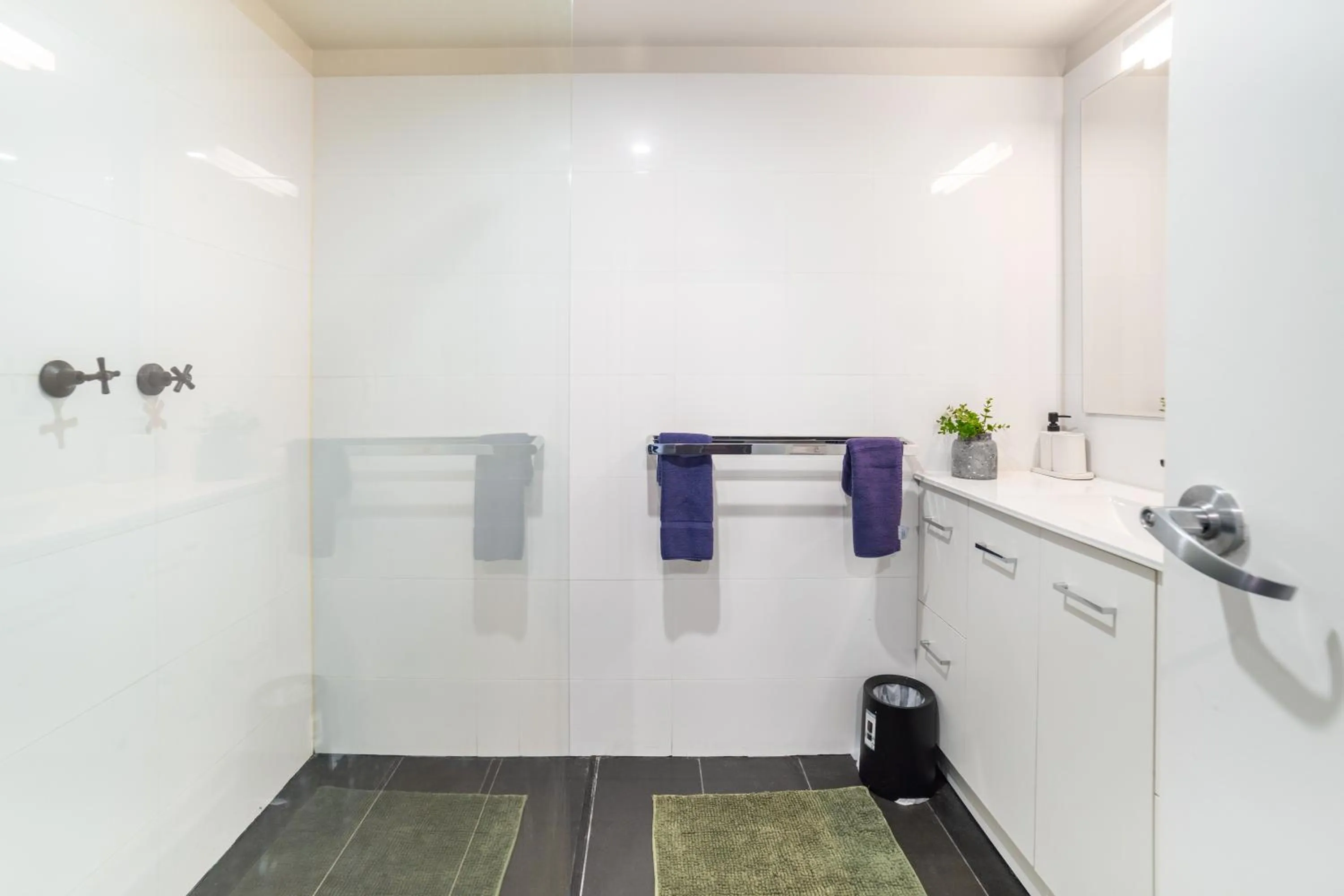 Bathroom in Bankstown Motel 10