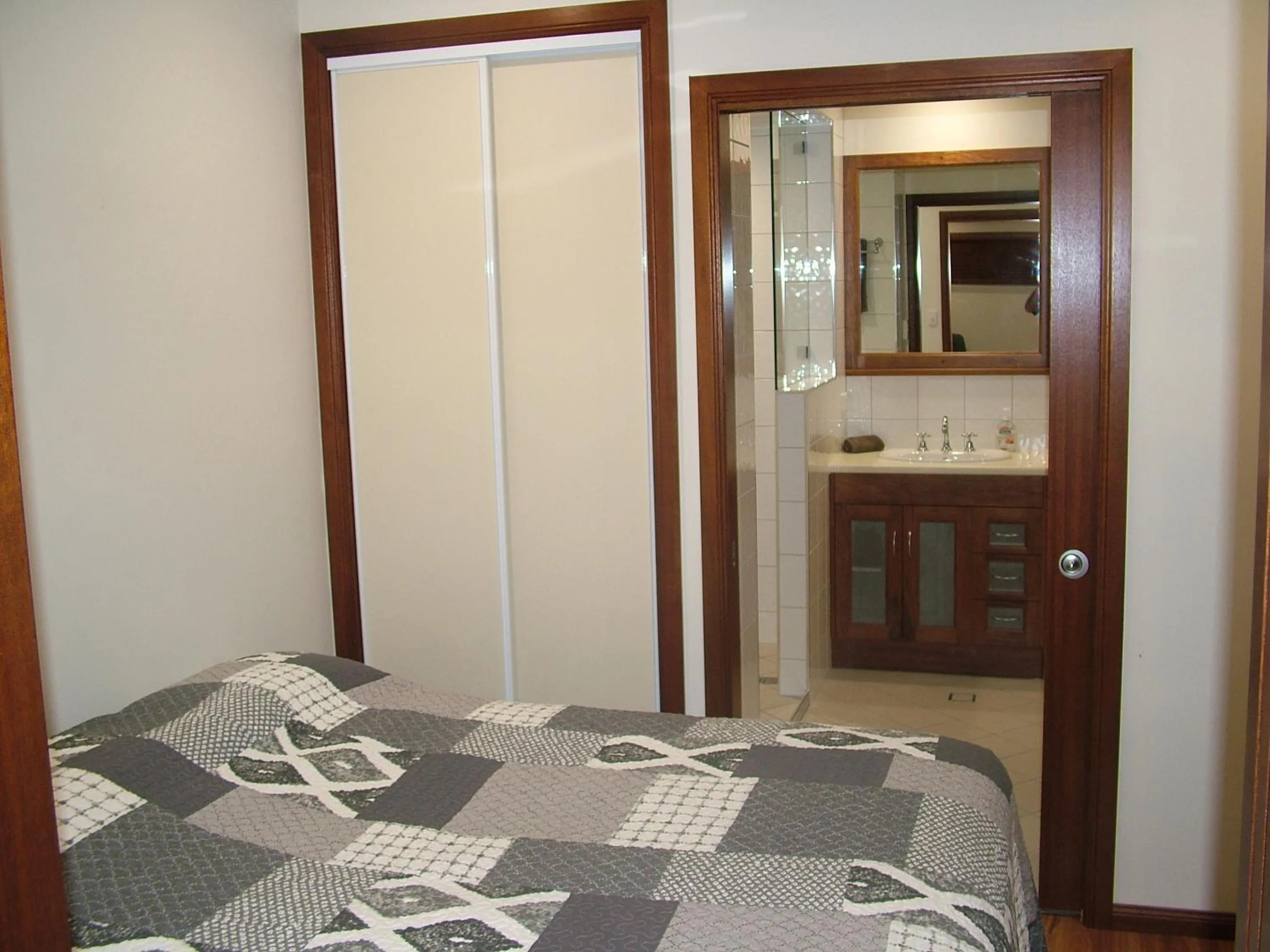 Bed in The Summit Bed & Breakfast