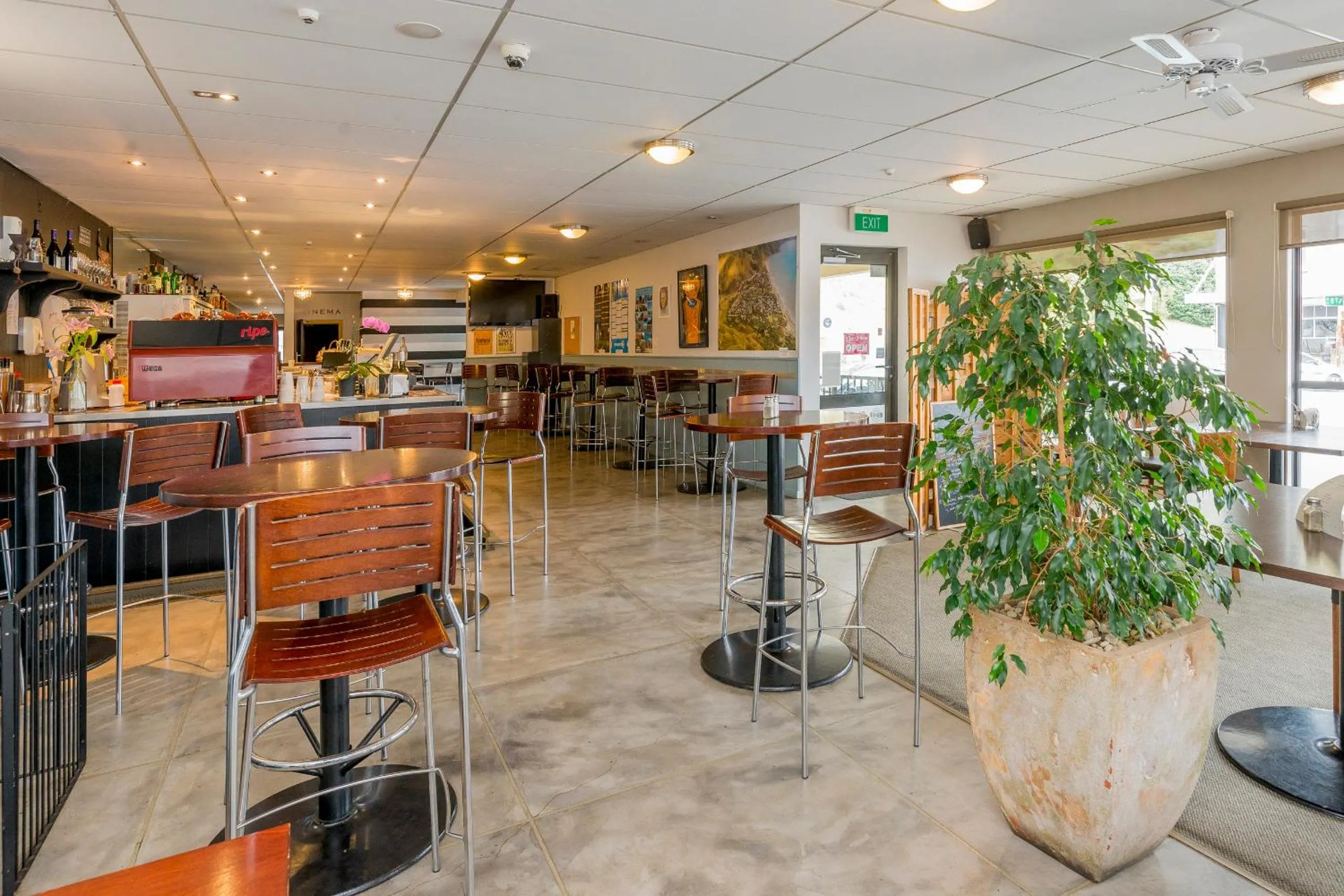 Dining area in Finns Paekakariki