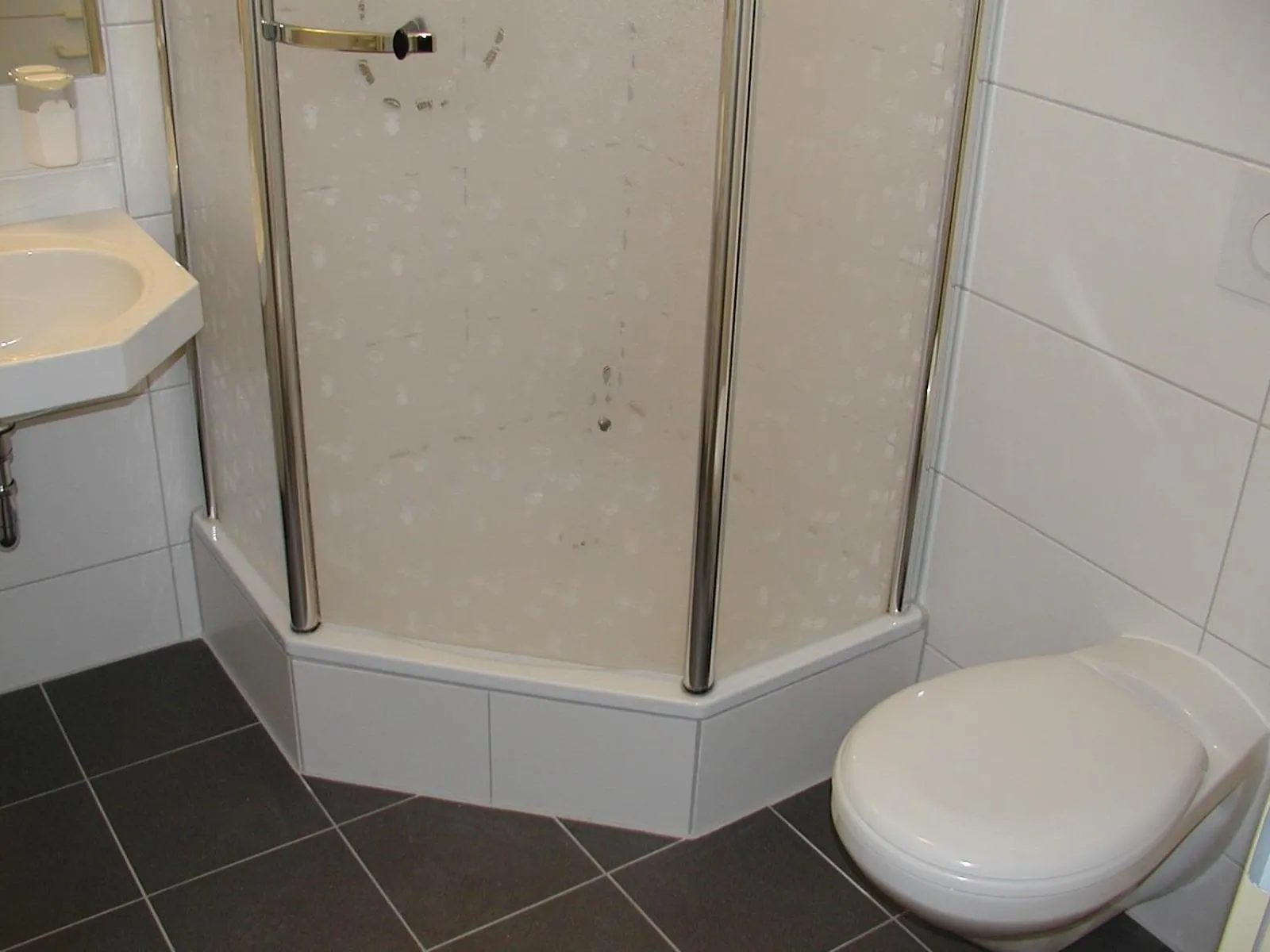 Shower in Motel Monteur