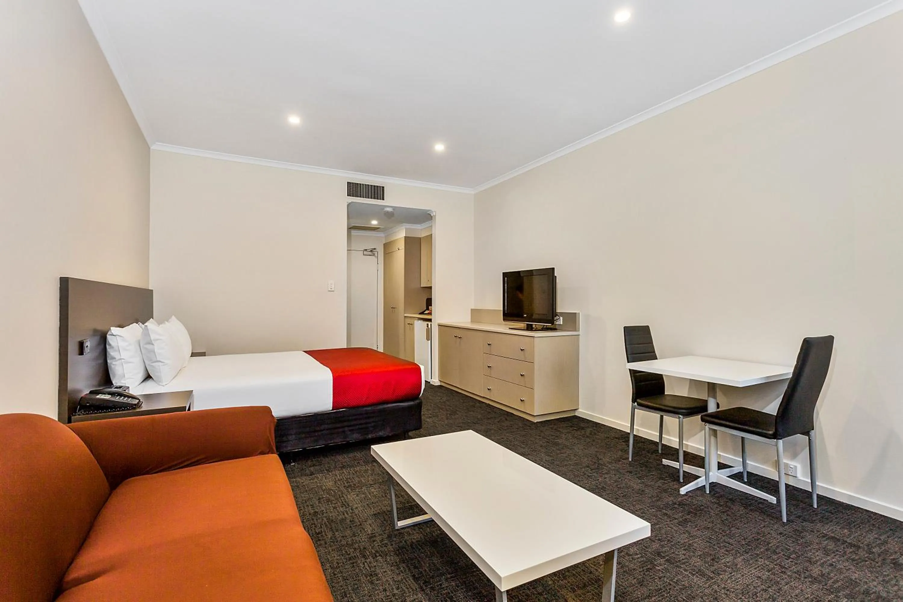 Bed in Quality Hotel Manor