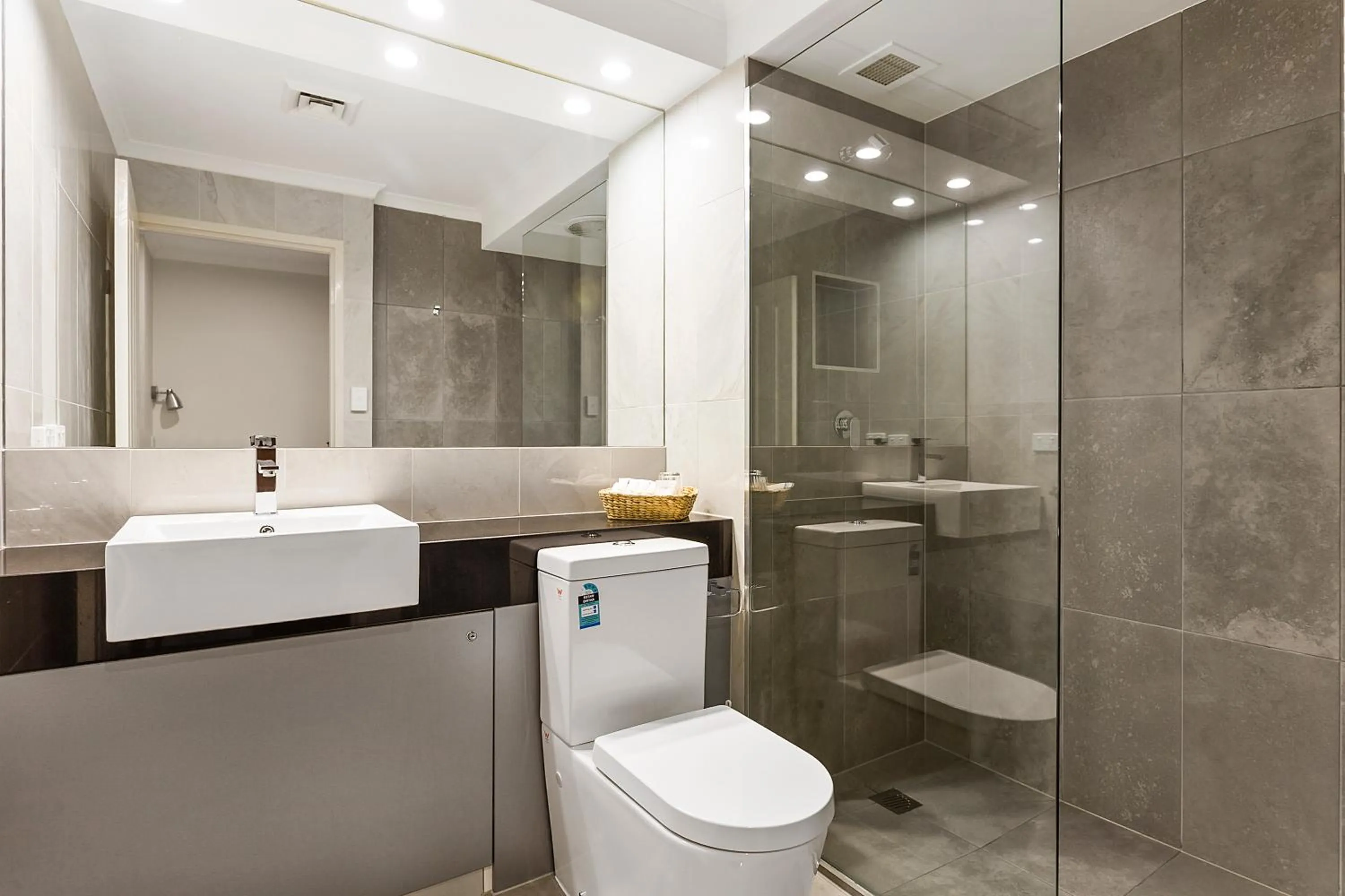 Shower in Quality Hotel Manor