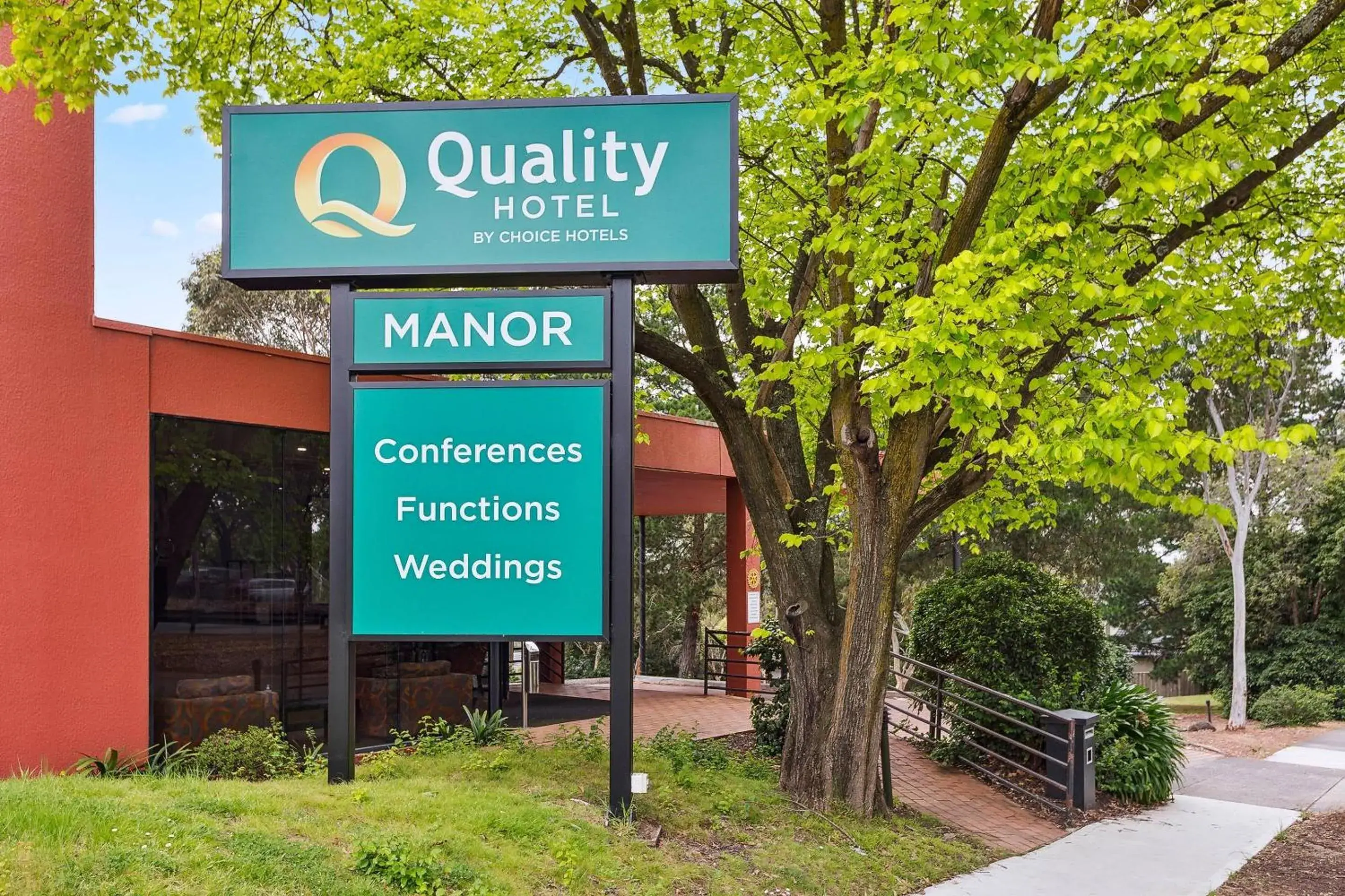 Property building in Quality Hotel Manor Property building in Quality Hotel Manor