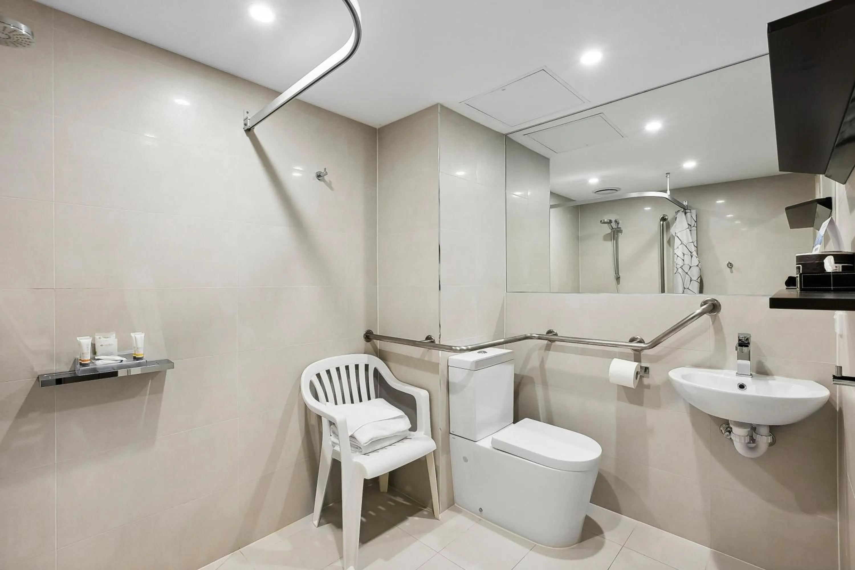 Shower in Quality Hotel Manor